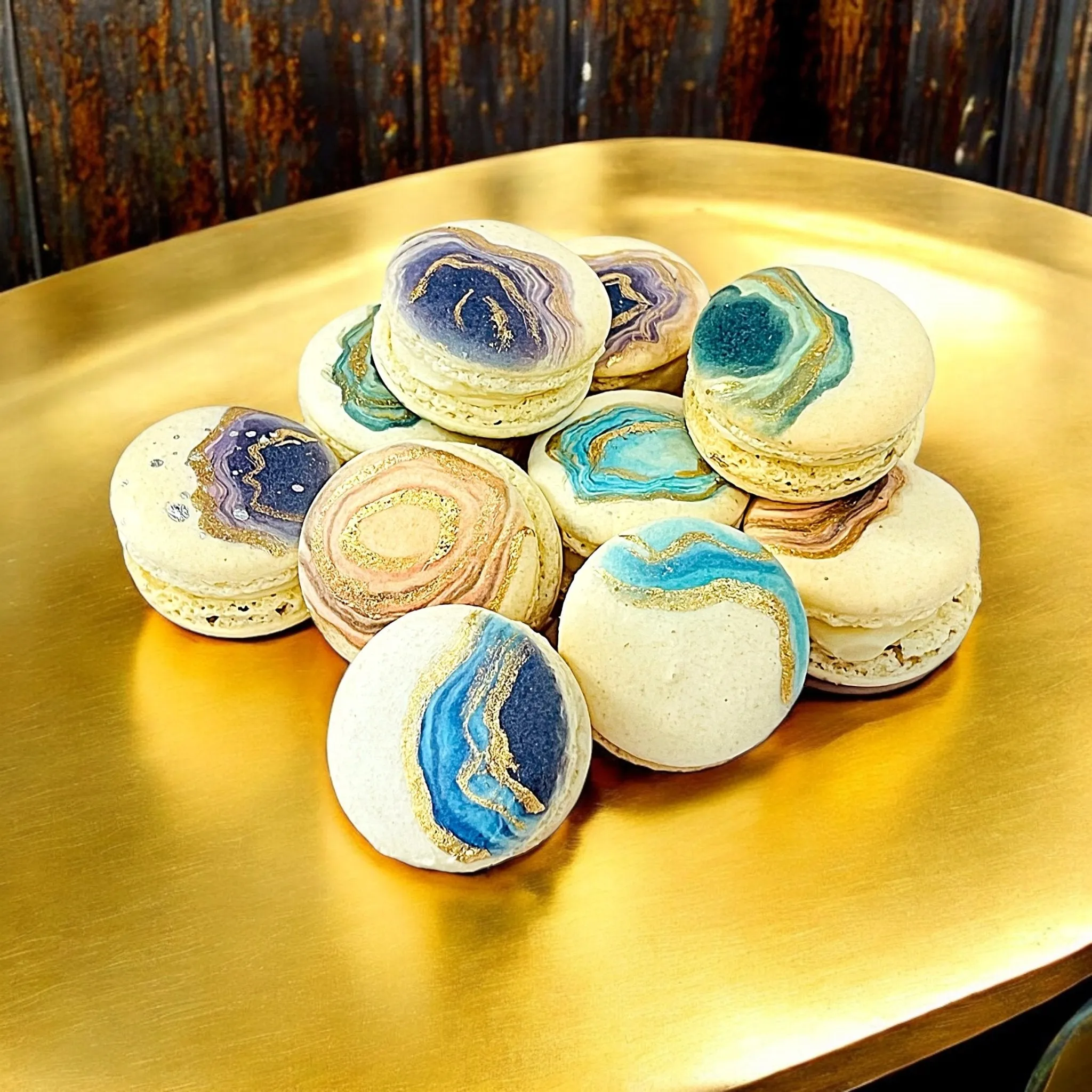 Customizable Geode Macaron Set – Choose Your Flavors