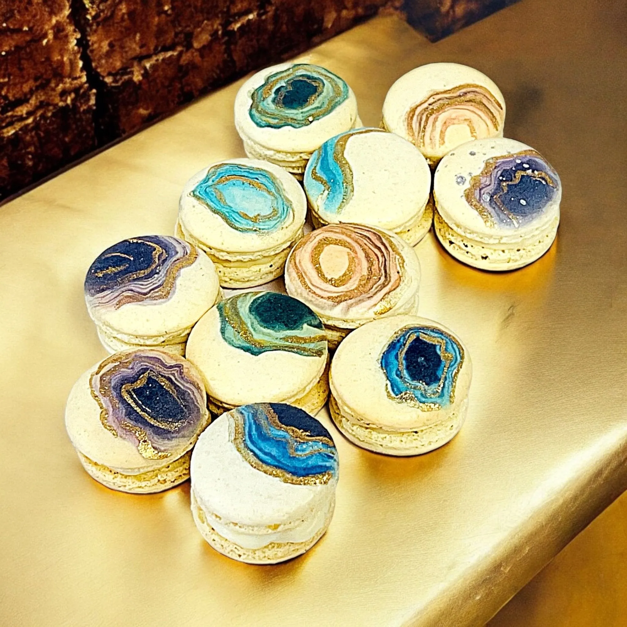 Customizable Geode Macaron Set – Choose Your Flavors