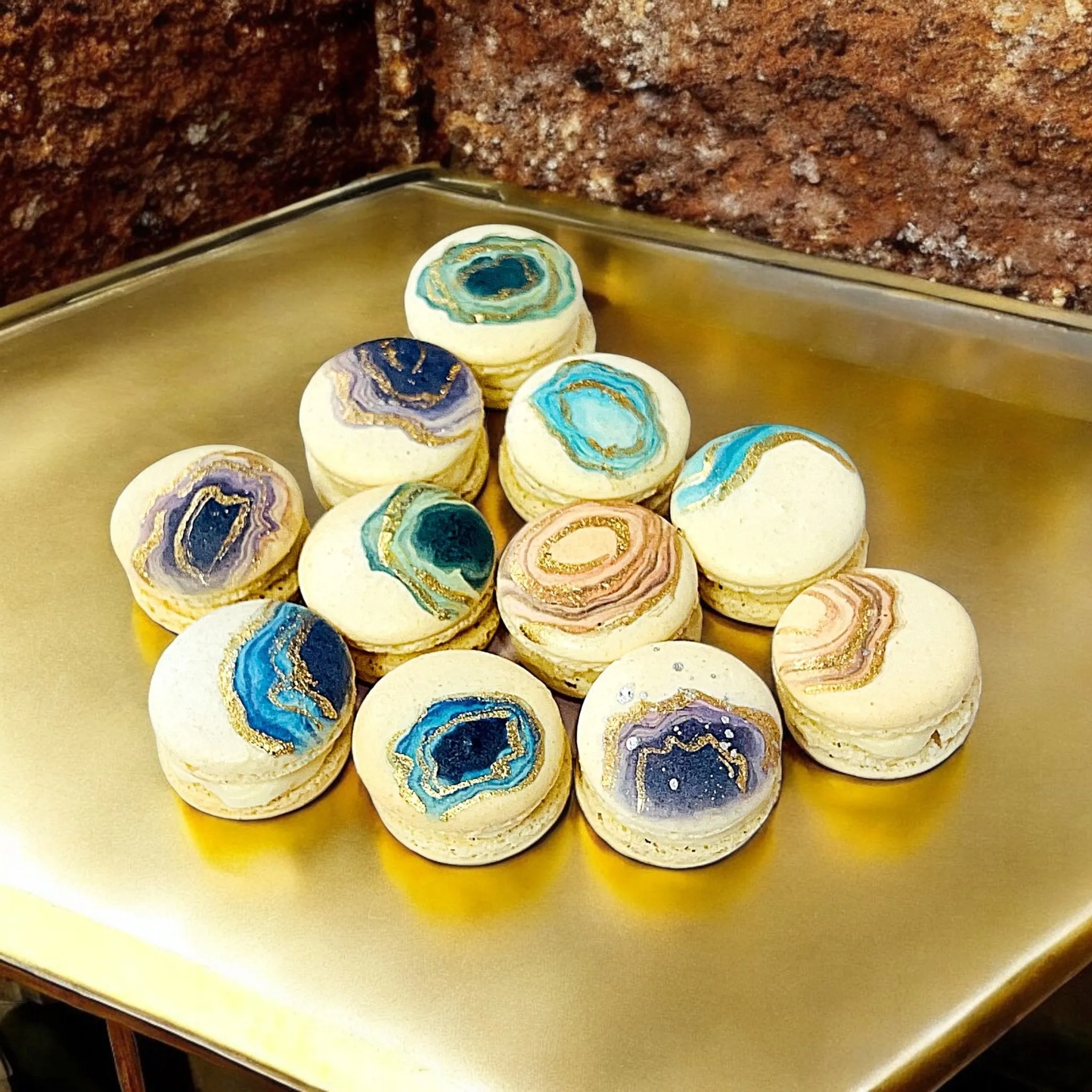 Customizable Geode Macaron Set – Choose Your Flavors