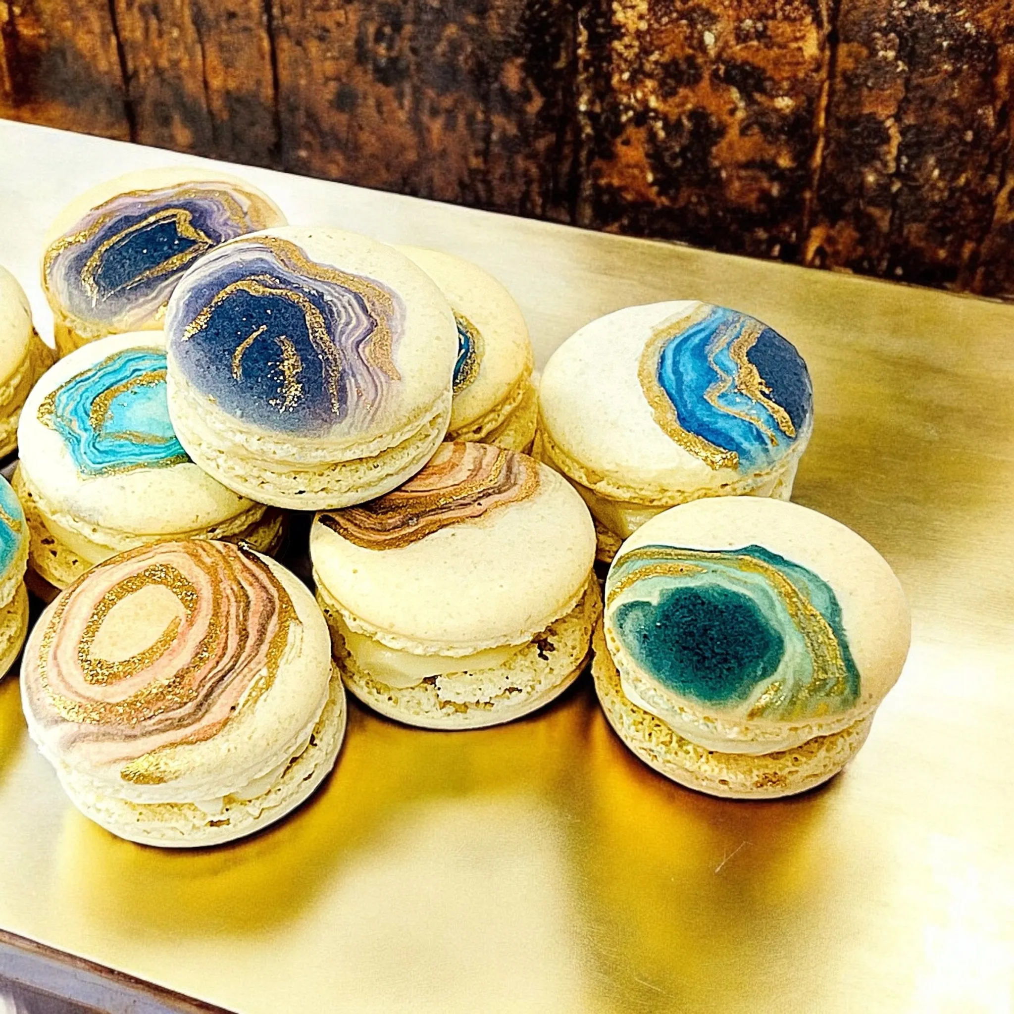 Customizable Geode Macaron Set – Choose Your Flavors