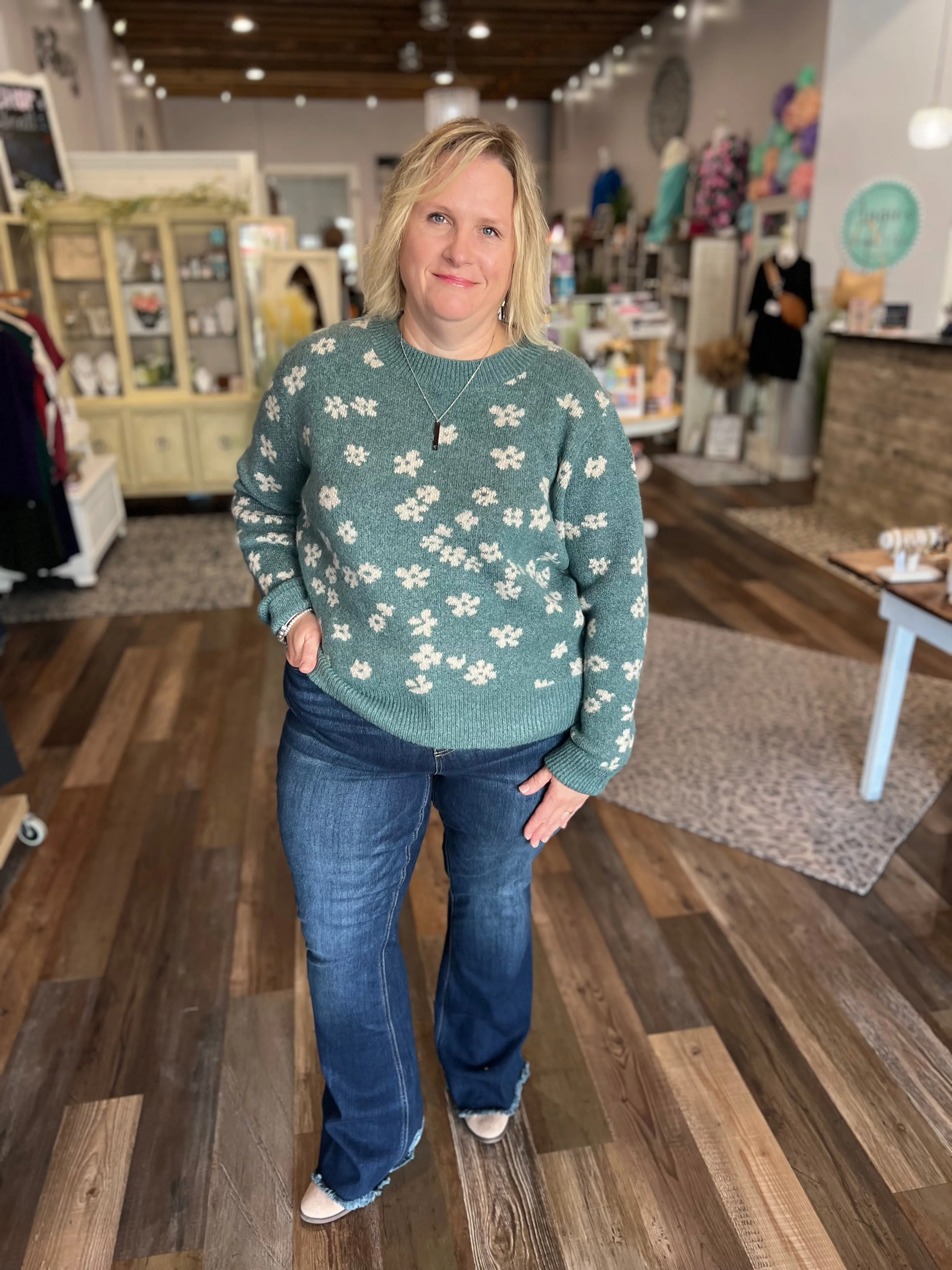 Daisy Print Sweater in Curvy