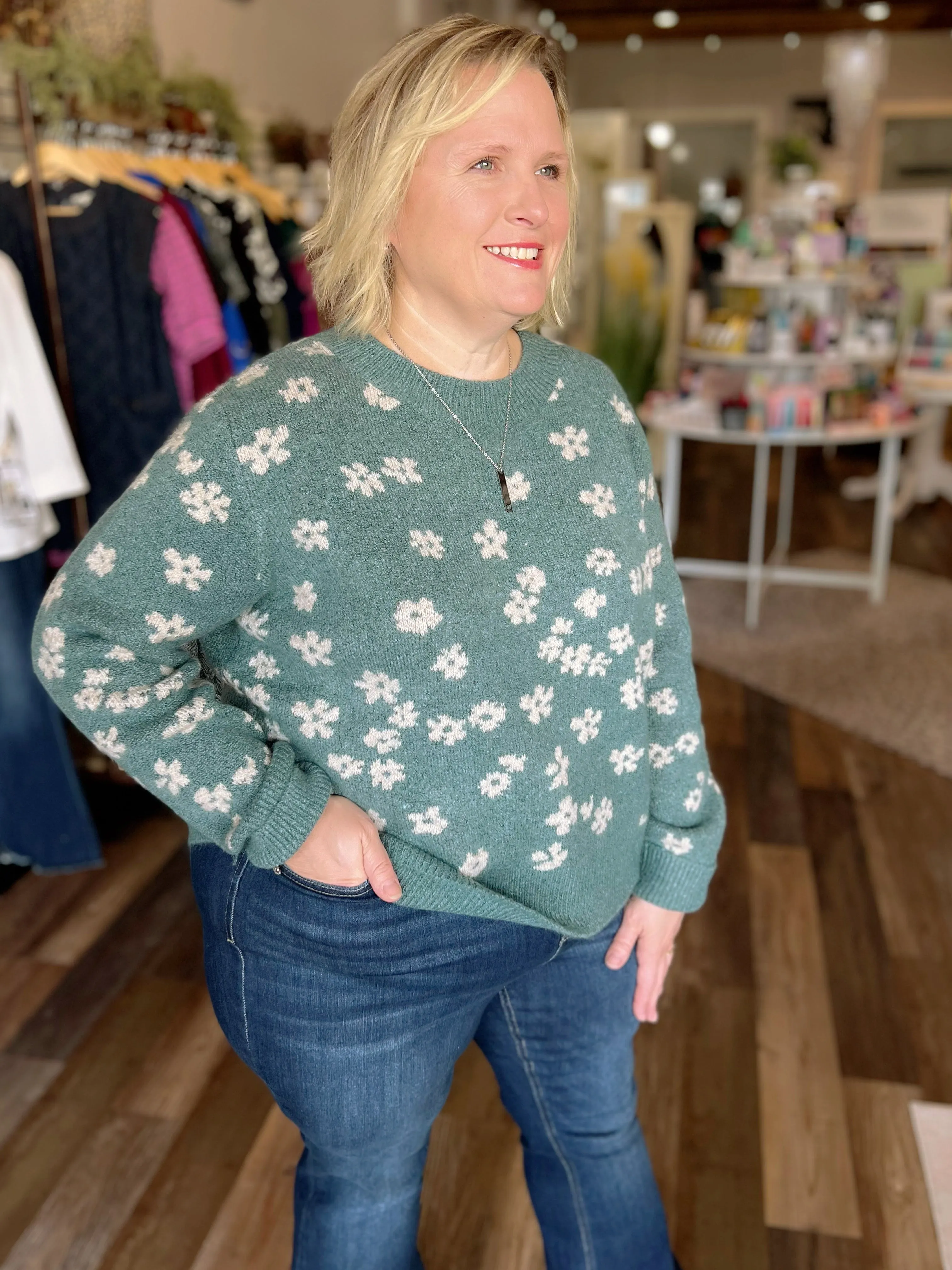 Daisy Print Sweater in Curvy