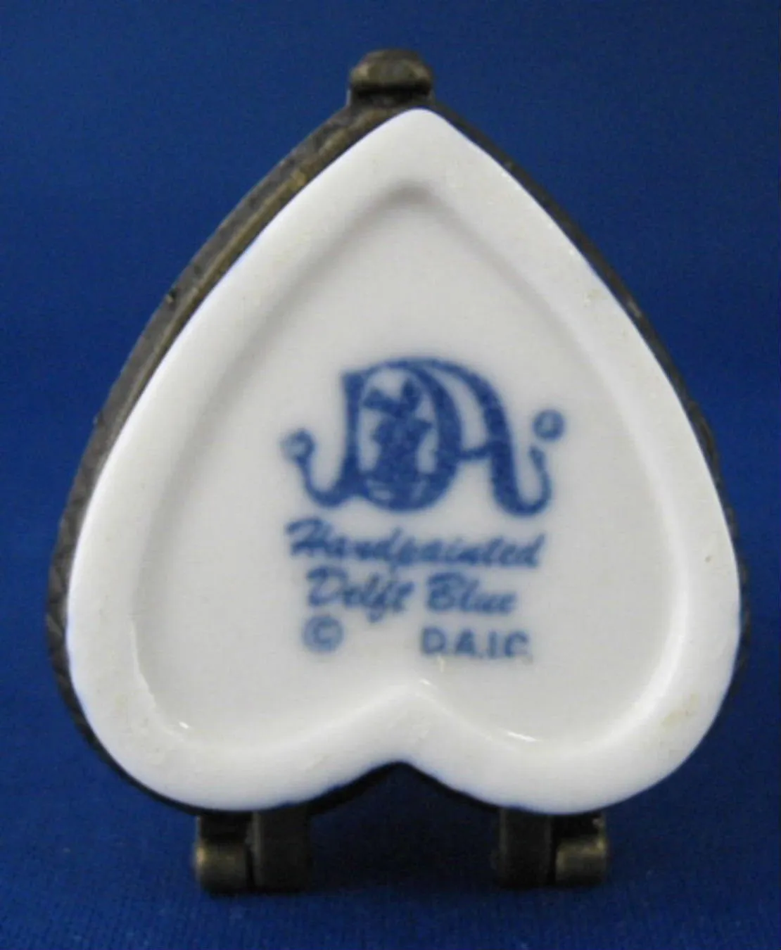 Delft Hugging Dutch Lovers On Heart Trinket Box DAIC Holland 1970s Blue White