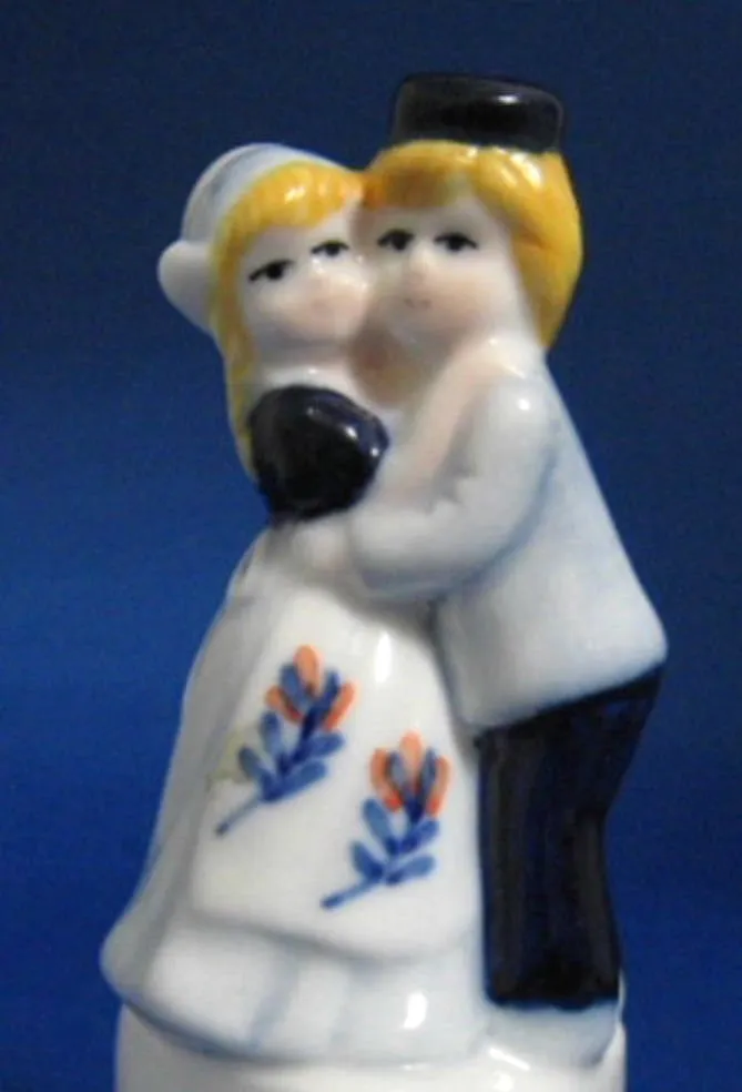 Delft Hugging Dutch Lovers On Heart Trinket Box DAIC Holland 1970s Blue White