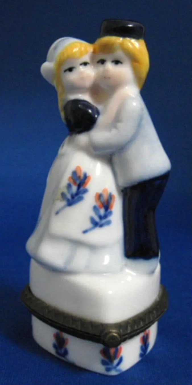 Delft Hugging Dutch Lovers On Heart Trinket Box DAIC Holland 1970s Blue White