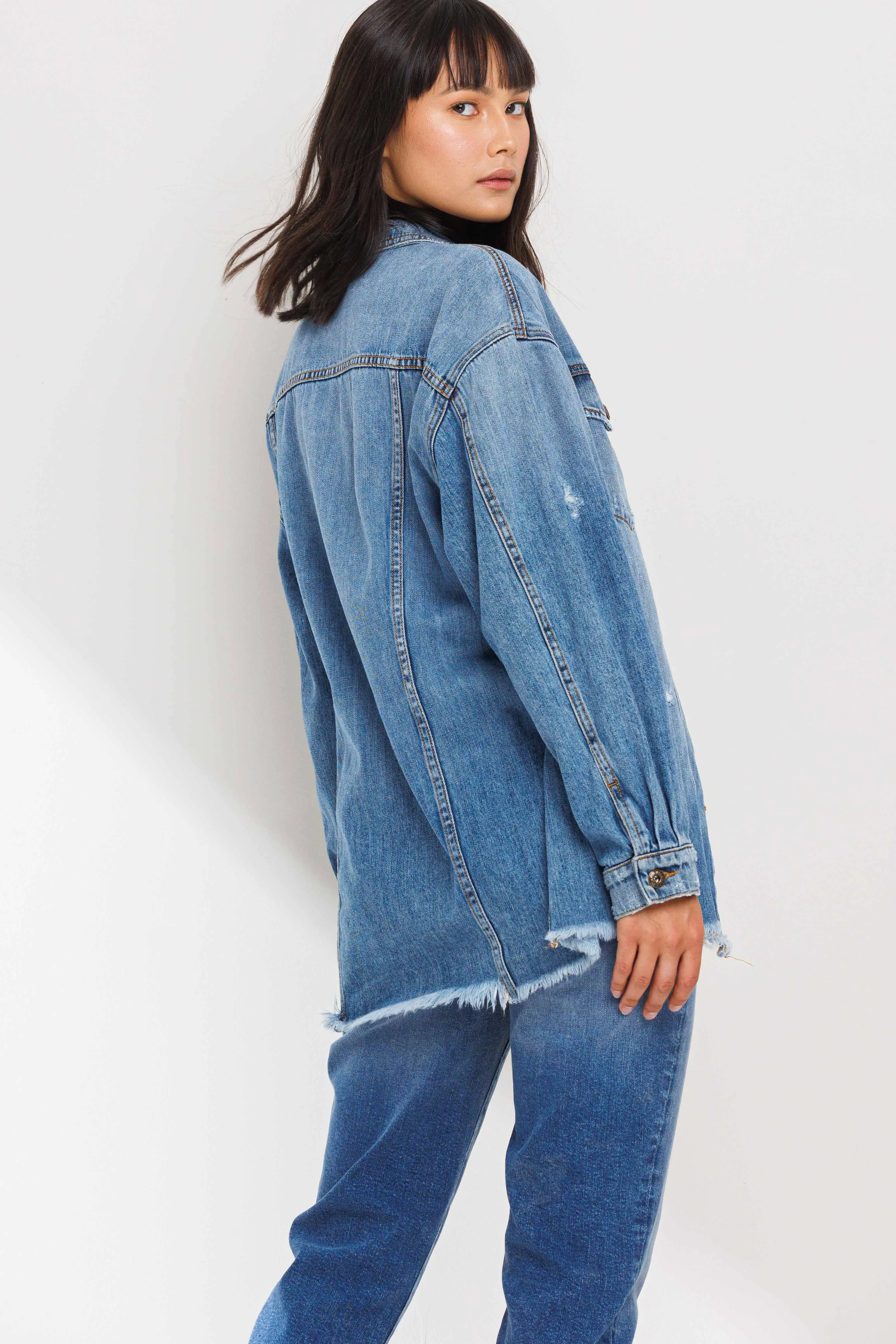 DISTRESSED DROP SHOULDER OVERSIZED DENIM BUTTON UP JACKET WITH FRAY HEM / SP-J4252