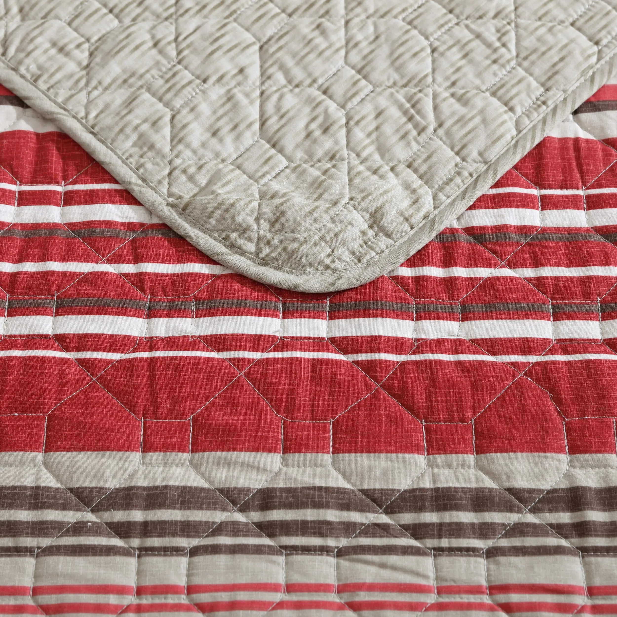 Eddie Bauer - Twin Quilt Set, Reversible Cotton Bedding with Matching Sham, Lightweight Home Decor for All Seasons (Yakima Red, Twin)