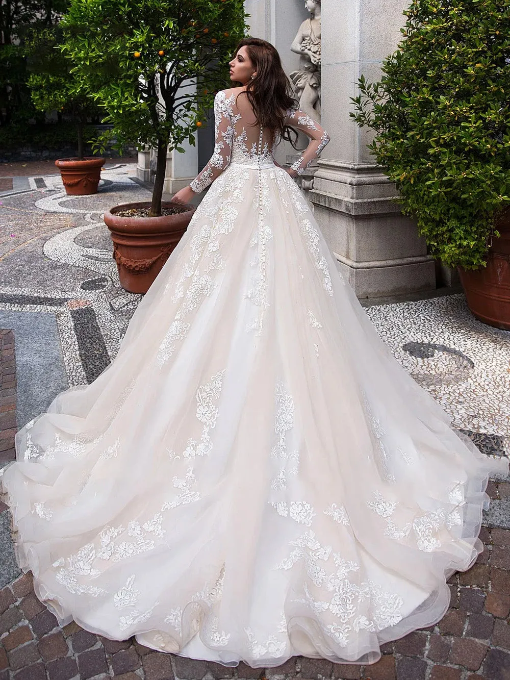 Elegant Illusion A-Line Long Sleeve Vintage A-Line Wedding Dress Luxury Scoop Neck Appliques Court Train Bridal Gown