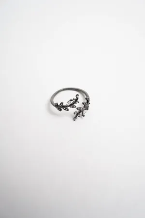 Elegant Leaf Ring with Crystal Accents - Delicate and Versatile