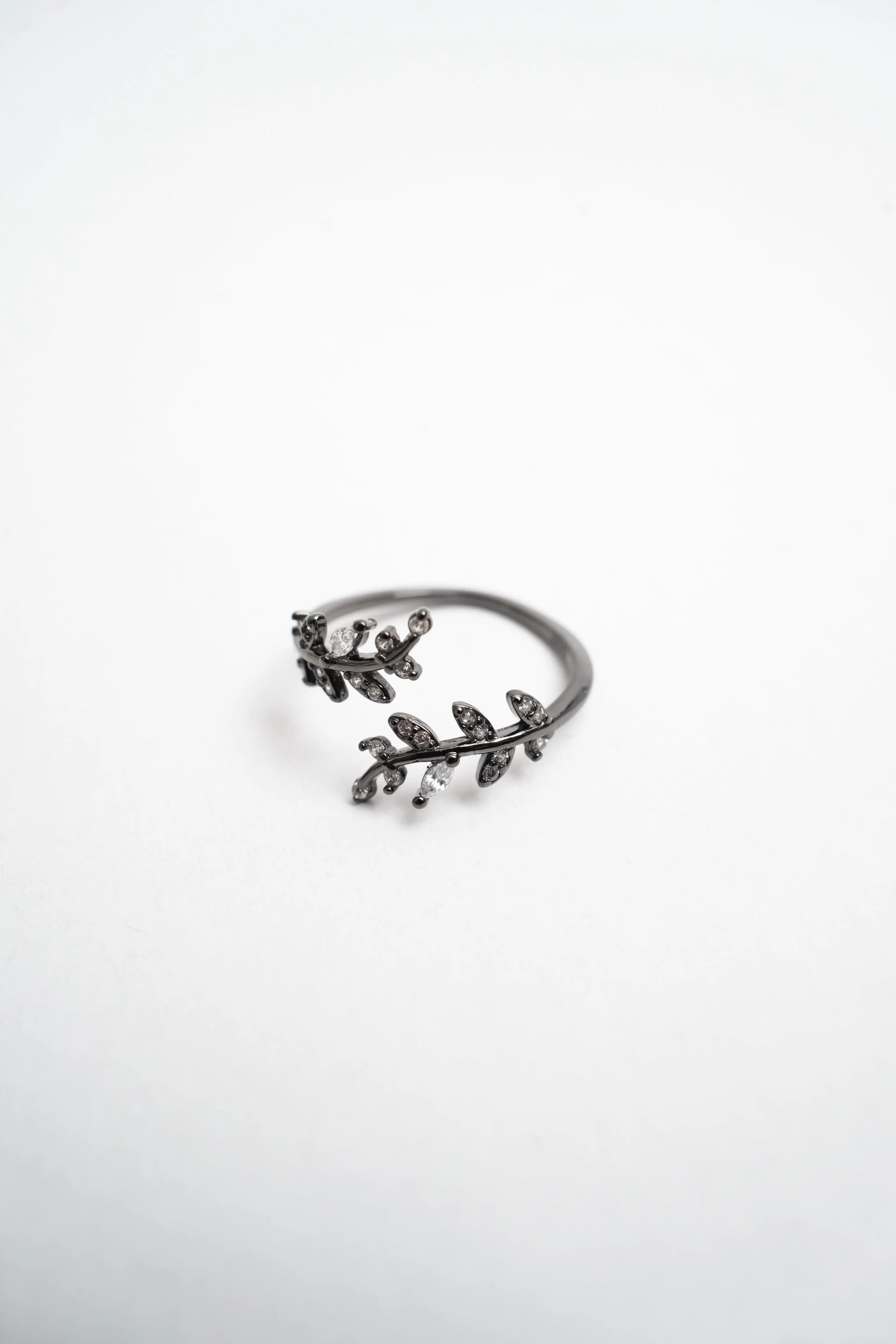 Elegant Leaf Ring with Crystal Accents - Delicate and Versatile