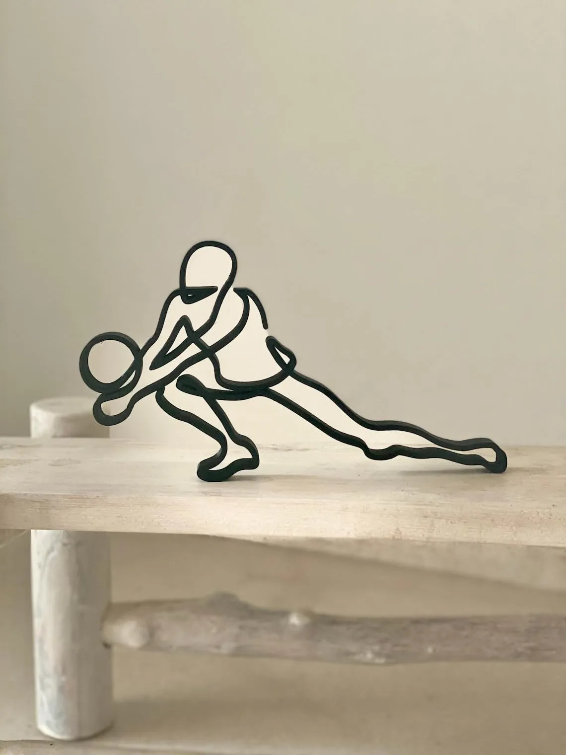 EROTNGO Minimalist Volleyball Player Statue: Tabletop Figure, Shelf Decor, Ideal Gift for Sports Enthusiasts and Beach Lovers