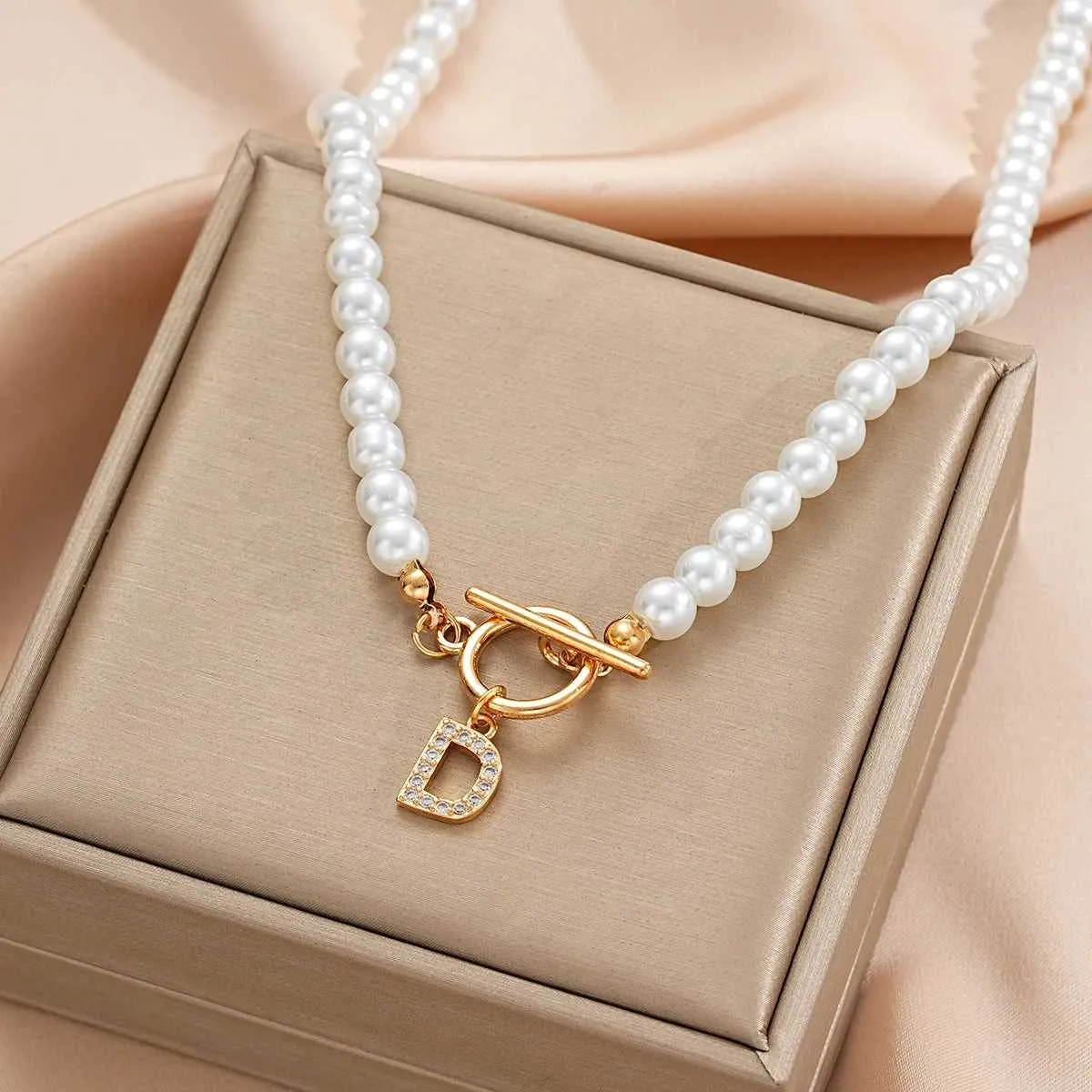 Fashion A- Z Letters Necklaces for Women Gold Color Initial Pendant Pearl Chain English Letter Neckalces Jewelry Alphabet Gifts