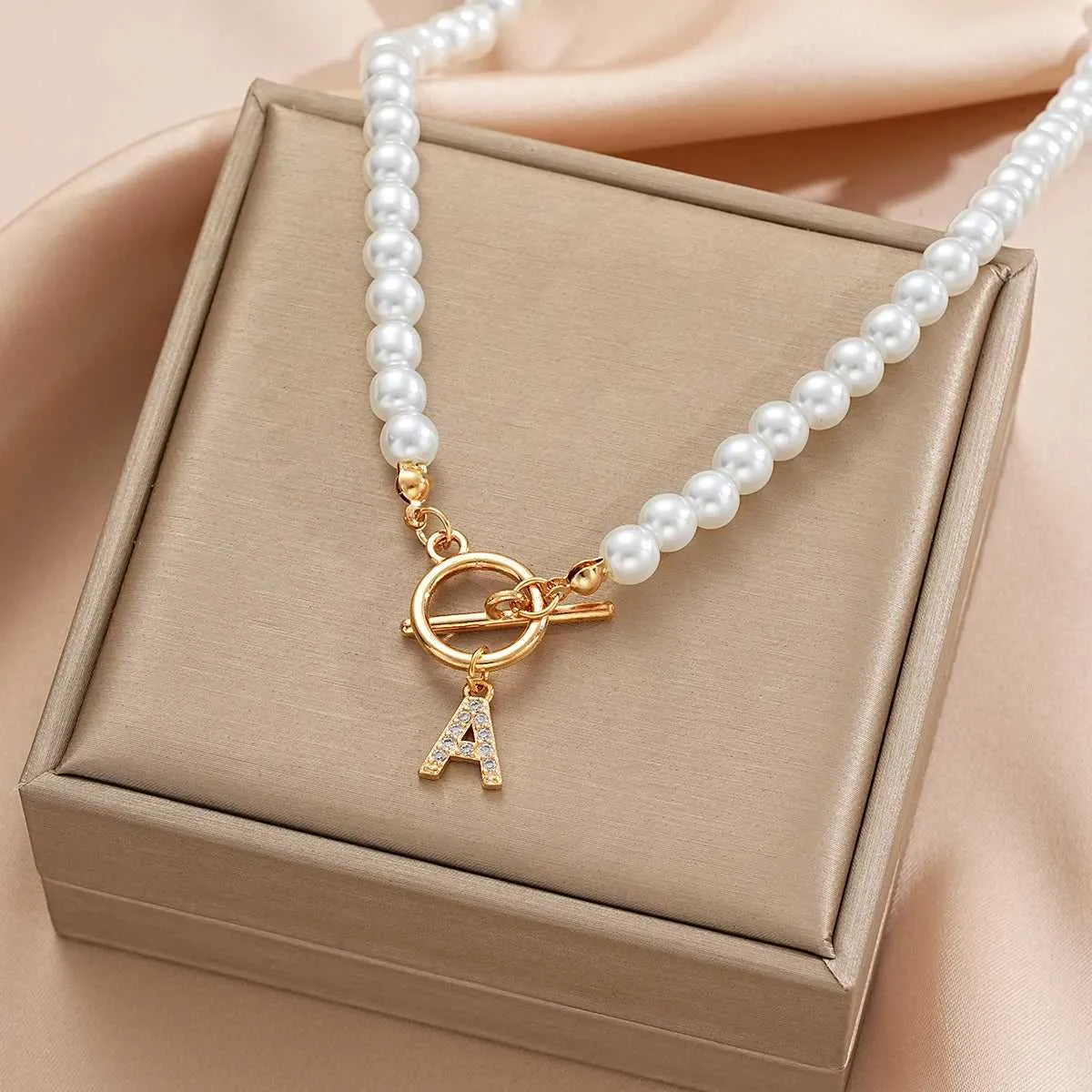 Fashion A- Z Letters Necklaces for Women Gold Color Initial Pendant Pearl Chain English Letter Neckalces Jewelry Alphabet Gifts