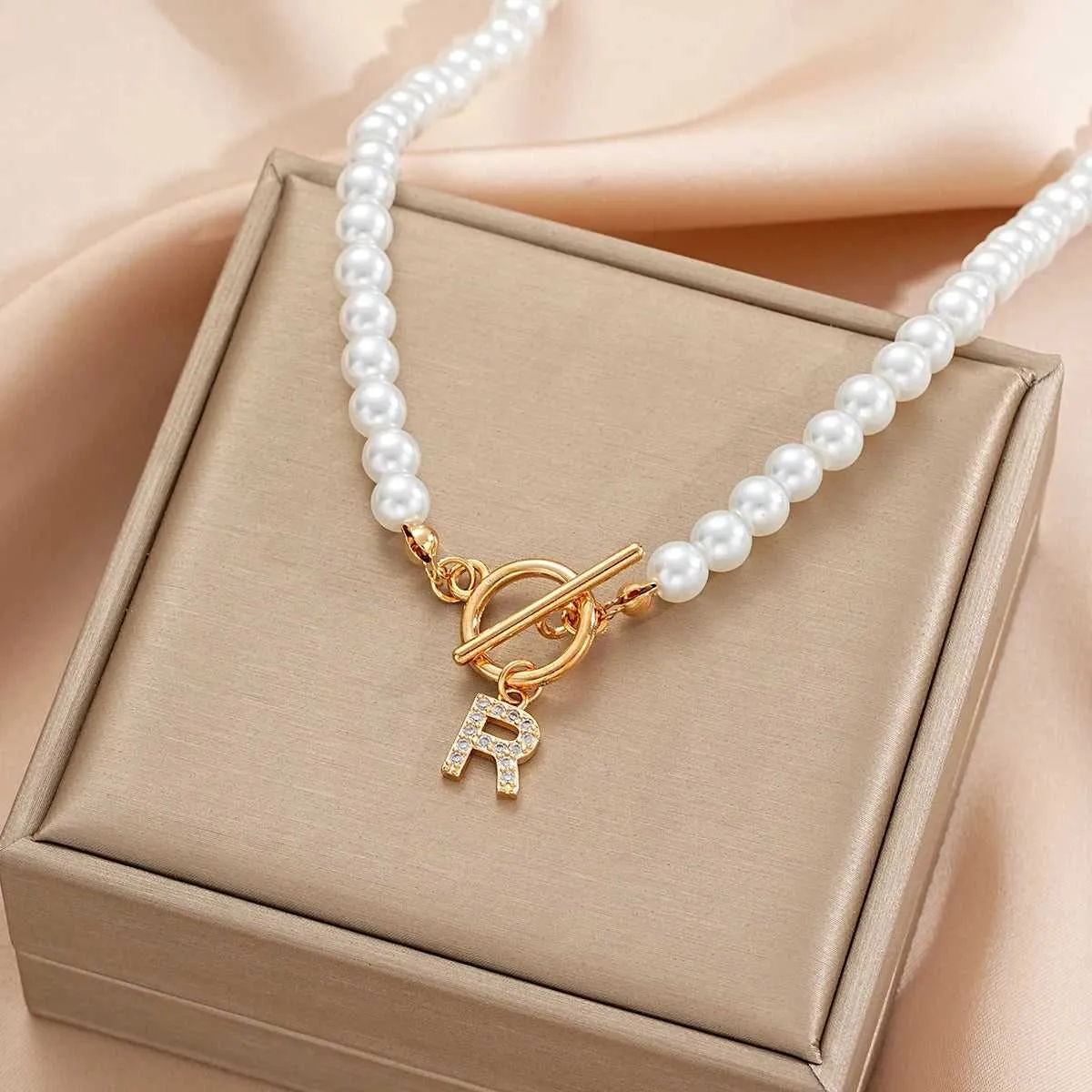 Fashion A- Z Letters Necklaces for Women Gold Color Initial Pendant Pearl Chain English Letter Neckalces Jewelry Alphabet Gifts