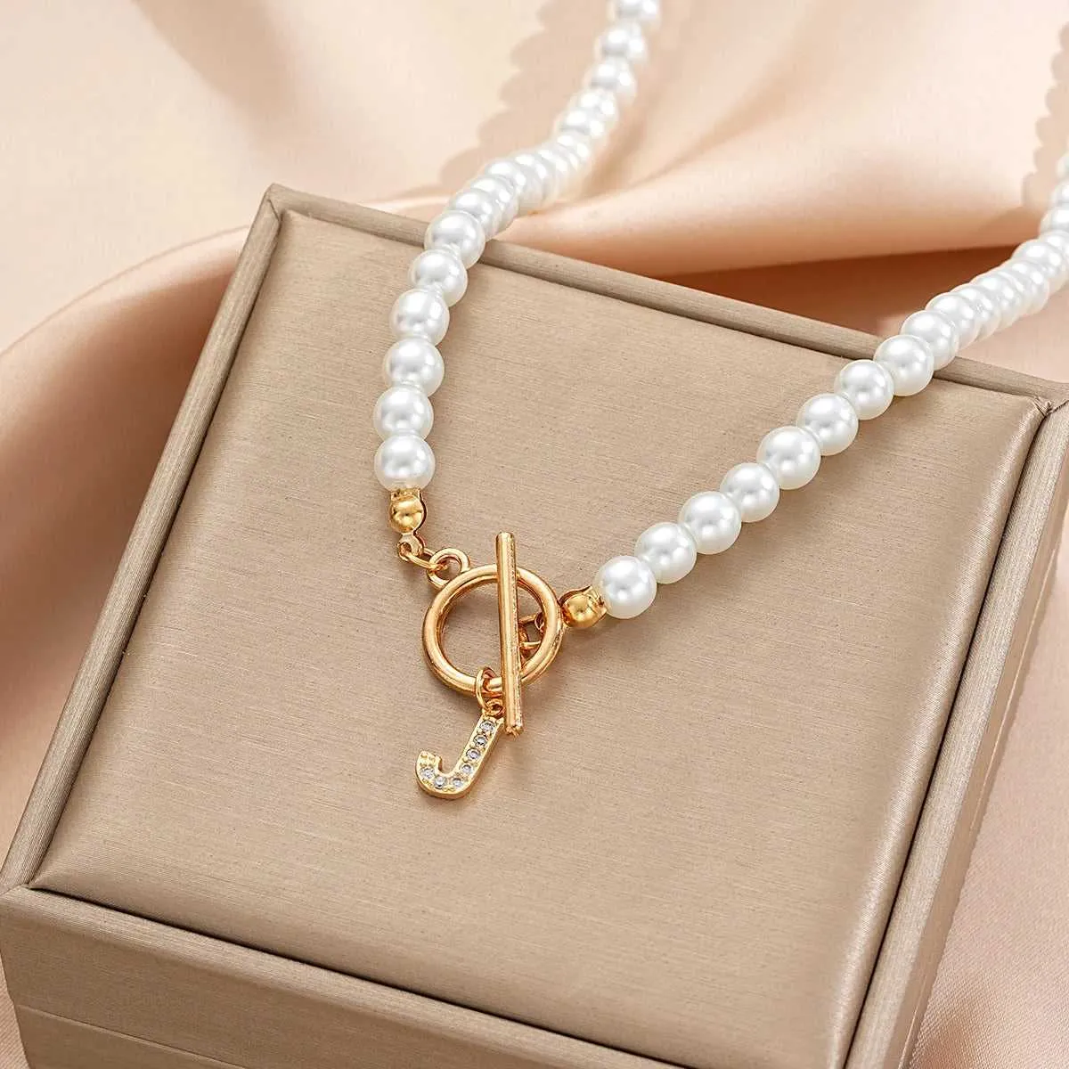 Fashion A- Z Letters Necklaces for Women Gold Color Initial Pendant Pearl Chain English Letter Neckalces Jewelry Alphabet Gifts