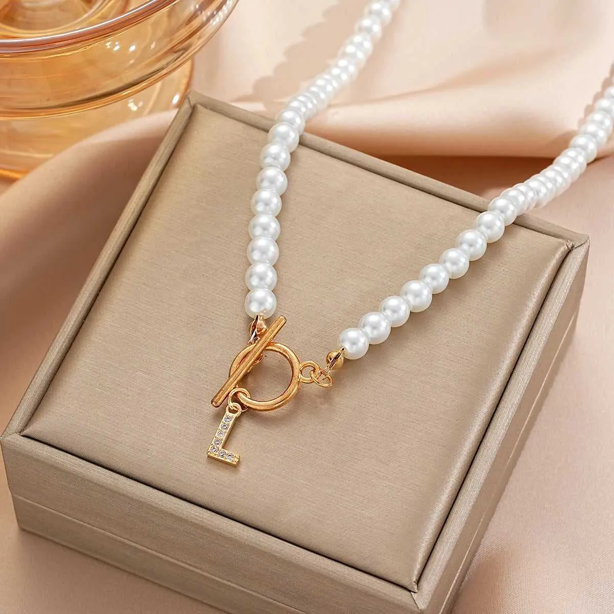 Fashion A- Z Letters Necklaces for Women Gold Color Initial Pendant Pearl Chain English Letter Neckalces Jewelry Alphabet Gifts