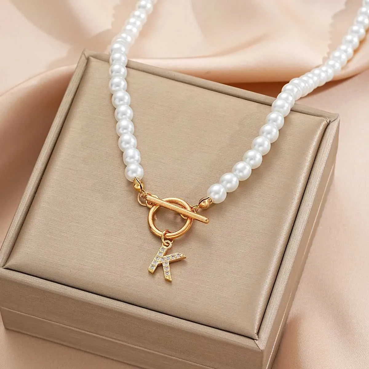 Fashion A- Z Letters Necklaces for Women Gold Color Initial Pendant Pearl Chain English Letter Neckalces Jewelry Alphabet Gifts