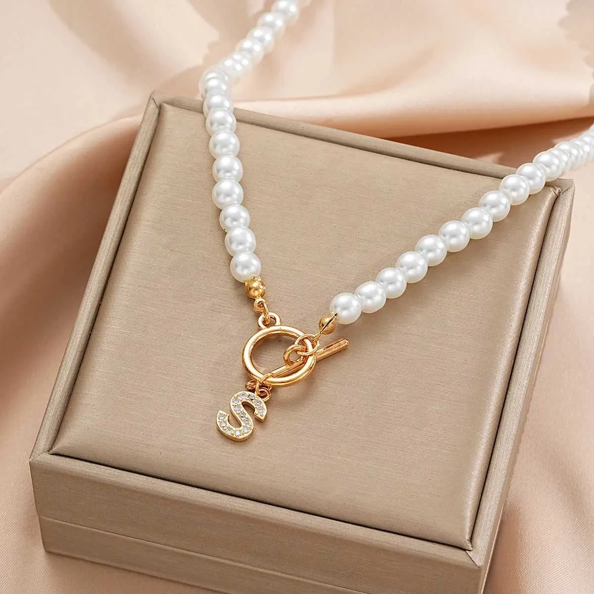 Fashion A- Z Letters Necklaces for Women Gold Color Initial Pendant Pearl Chain English Letter Neckalces Jewelry Alphabet Gifts