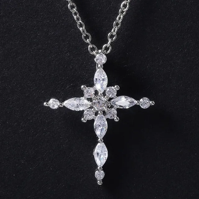 Fashion Jewelry Delicate Cross Pendant Necklaces for Women with Zircon in Silver Color