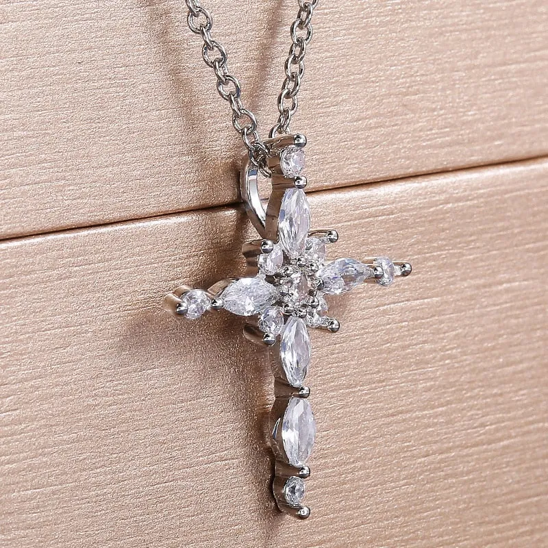 Fashion Jewelry Delicate Cross Pendant Necklaces for Women with Zircon in Silver Color