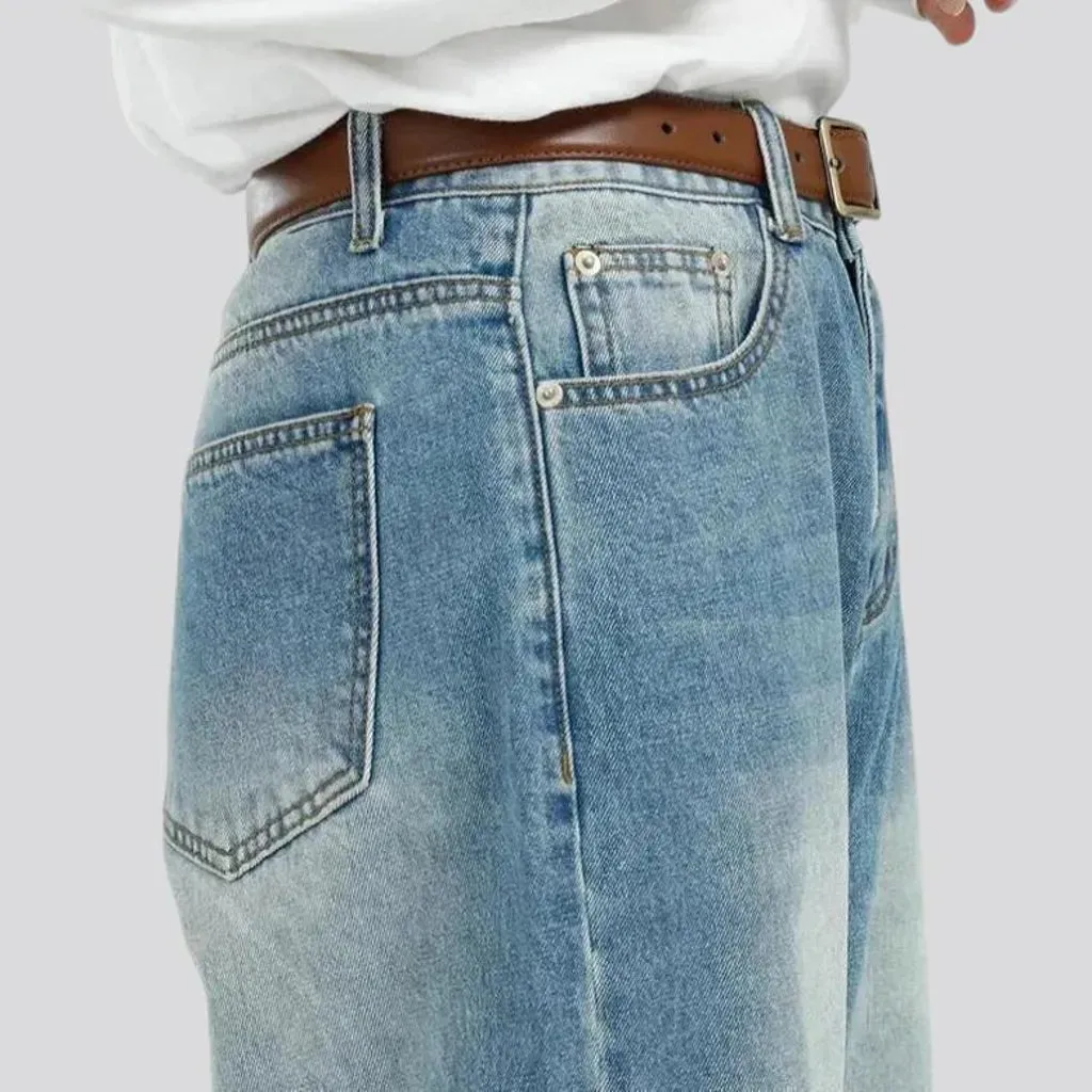 Fashionable baggy-fit 90s men's jeans