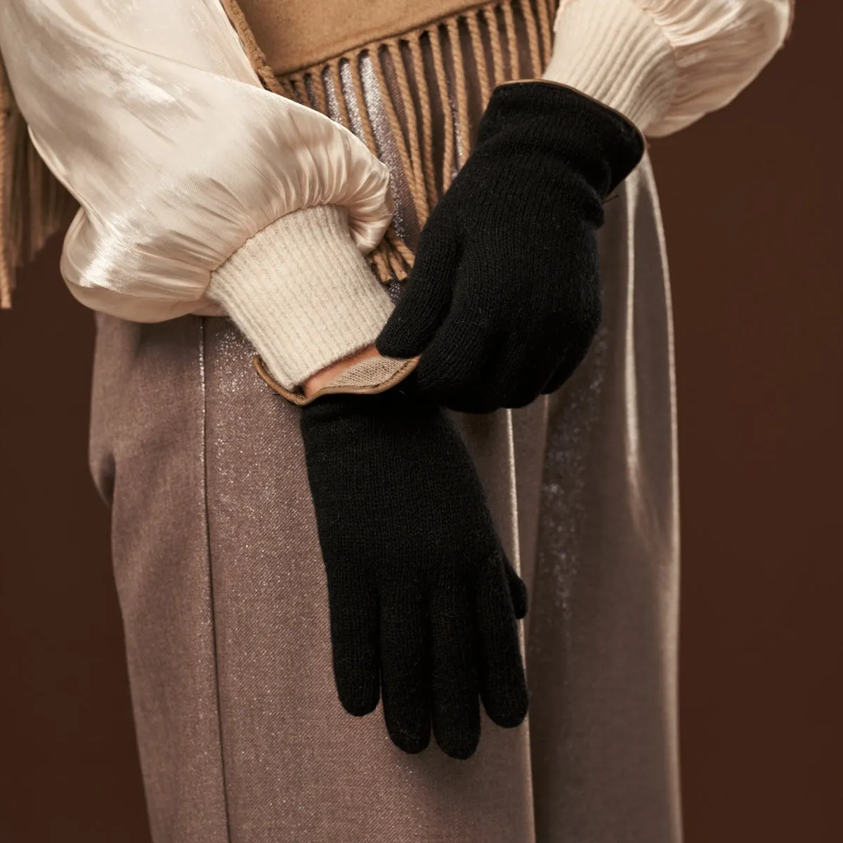 Florentina (black) - Handmade Italian knitted wool gloves with luxurious cashmere lining