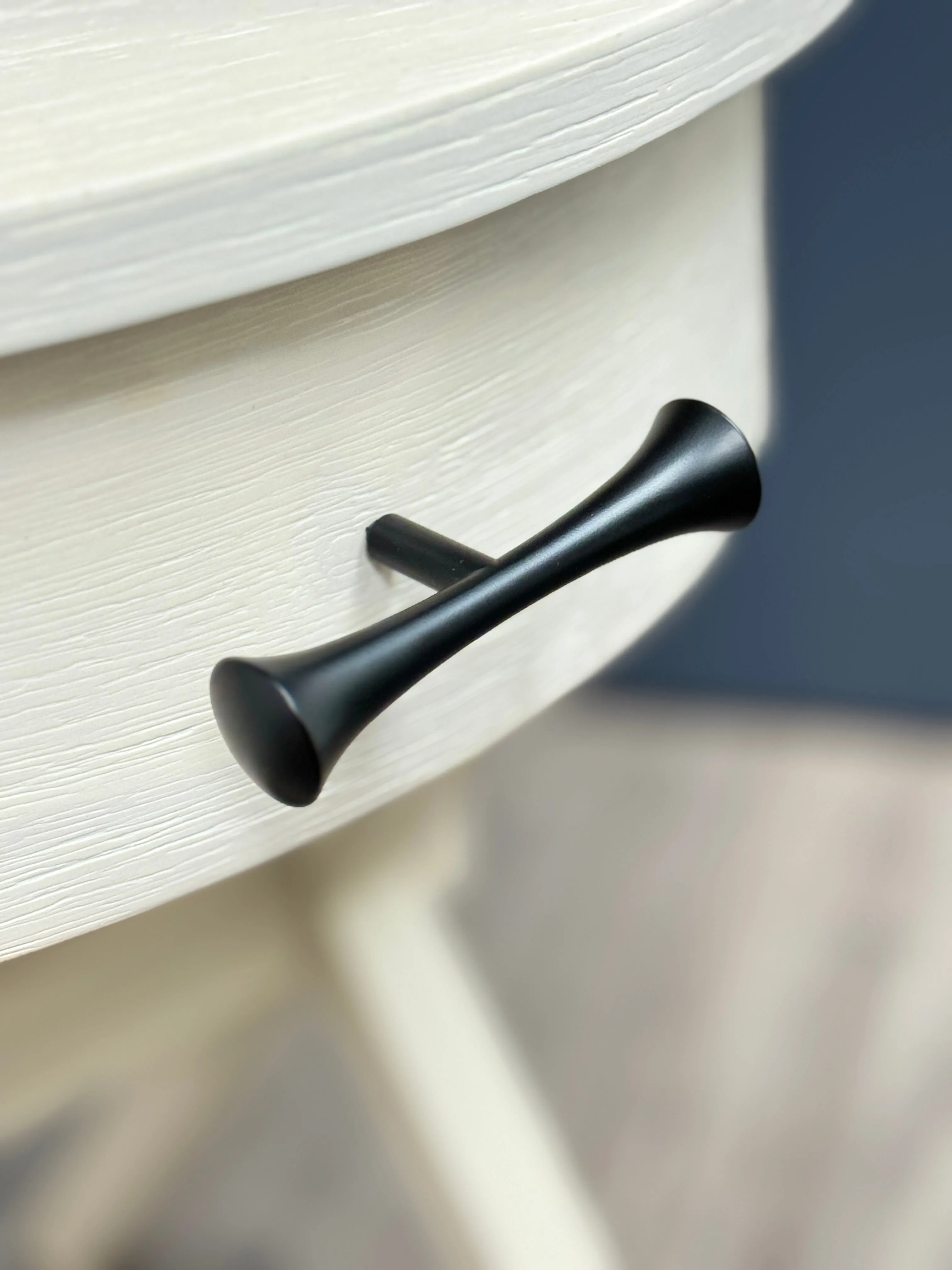 Hourglass Drawer Pull "MCM 01" Matte Black Mid-Century Cabinet Knob