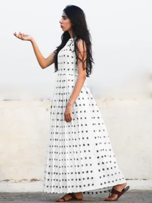 Ivory Black Long Sleeveless Handwoven Double Ikat Dress With Knife Pleats & Side Pockets - D3266104