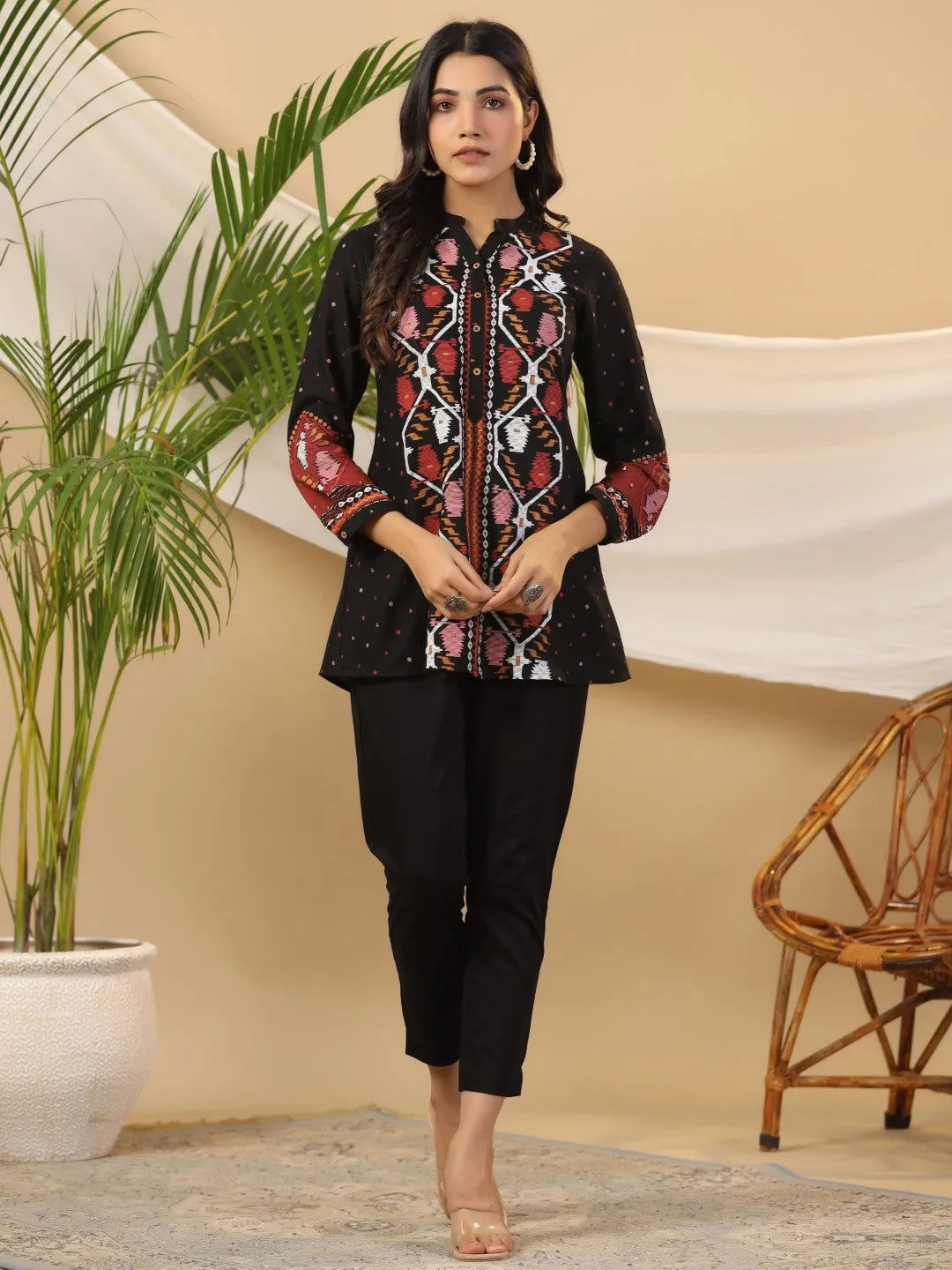 Jashvi Black Geometric Printed Rayon Slub Tunic With Buttons