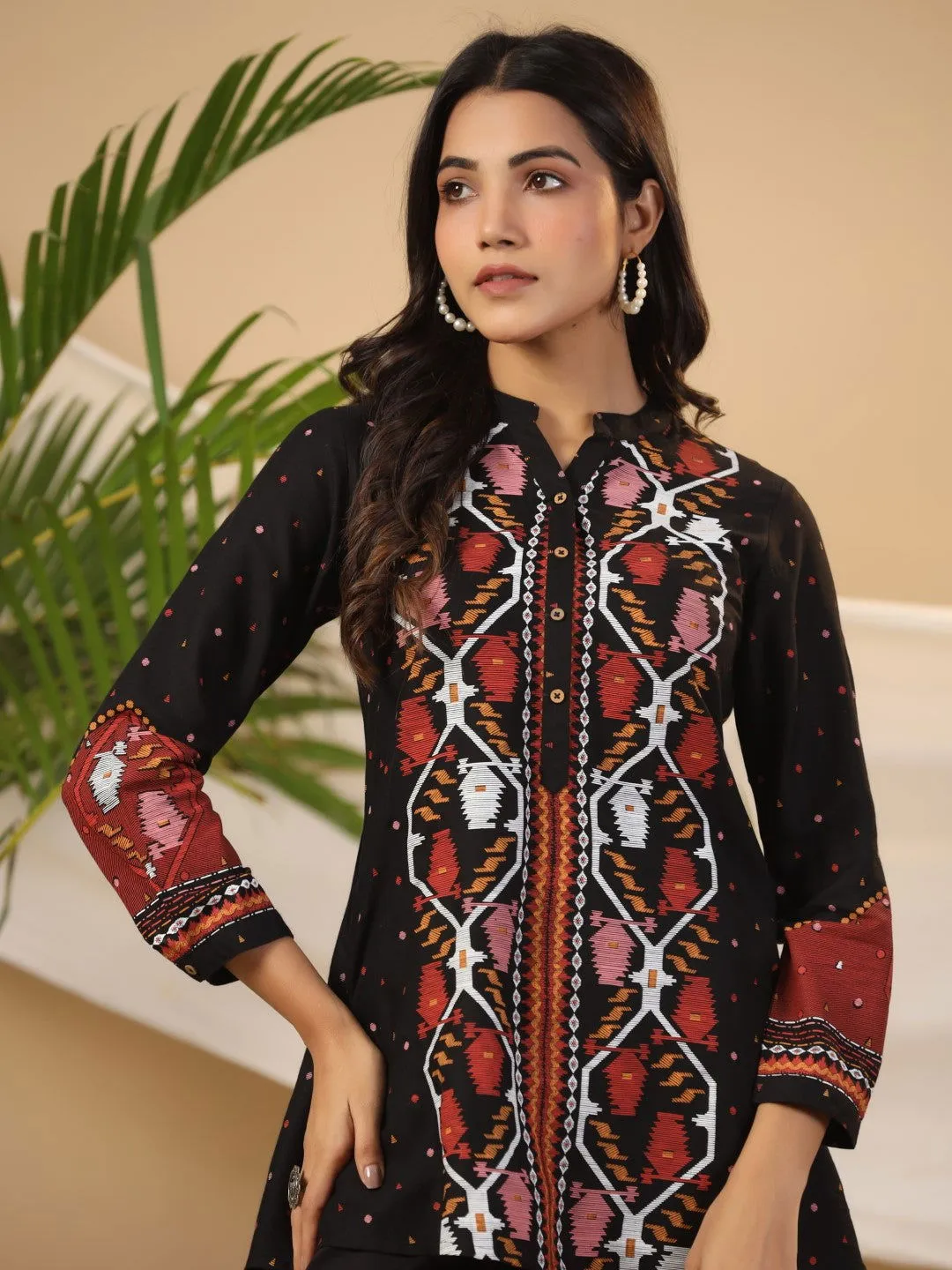 Jashvi Black Geometric Printed Rayon Slub Tunic With Buttons