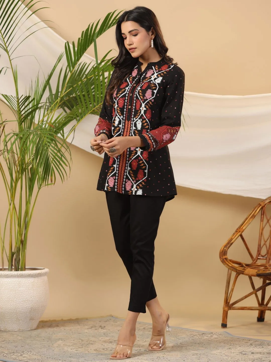 Jashvi Black Geometric Printed Rayon Slub Tunic With Buttons