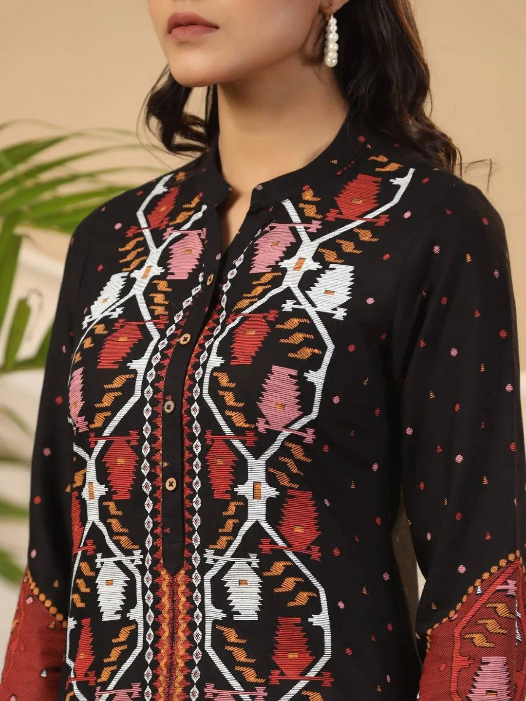 Jashvi Black Geometric Printed Rayon Slub Tunic With Buttons