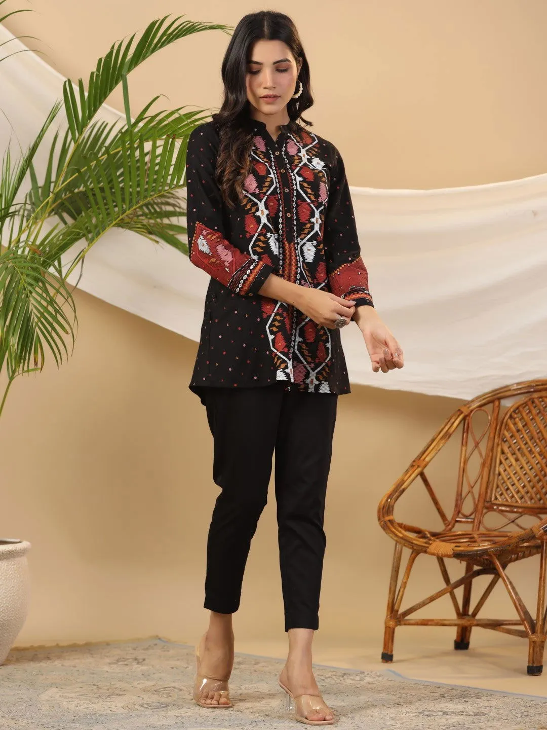 Jashvi Black Geometric Printed Rayon Slub Tunic With Buttons