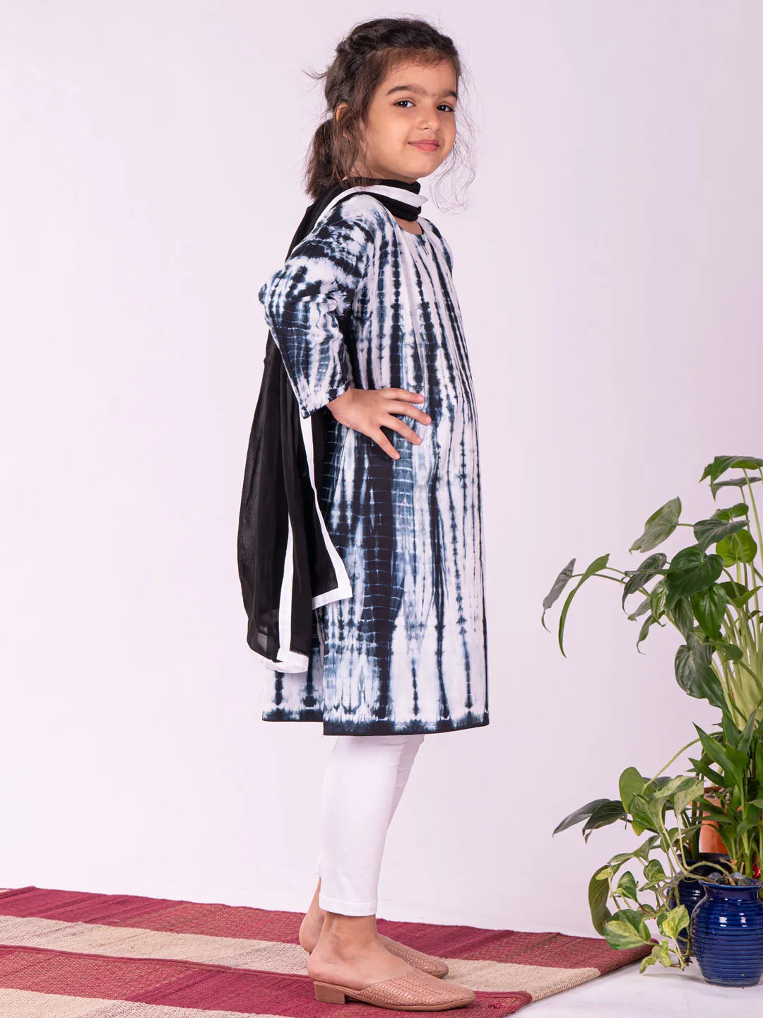 Jashvi Girls Black & White Pure Cotton Tie-Dye Kurta Leggings & Dupatta Set