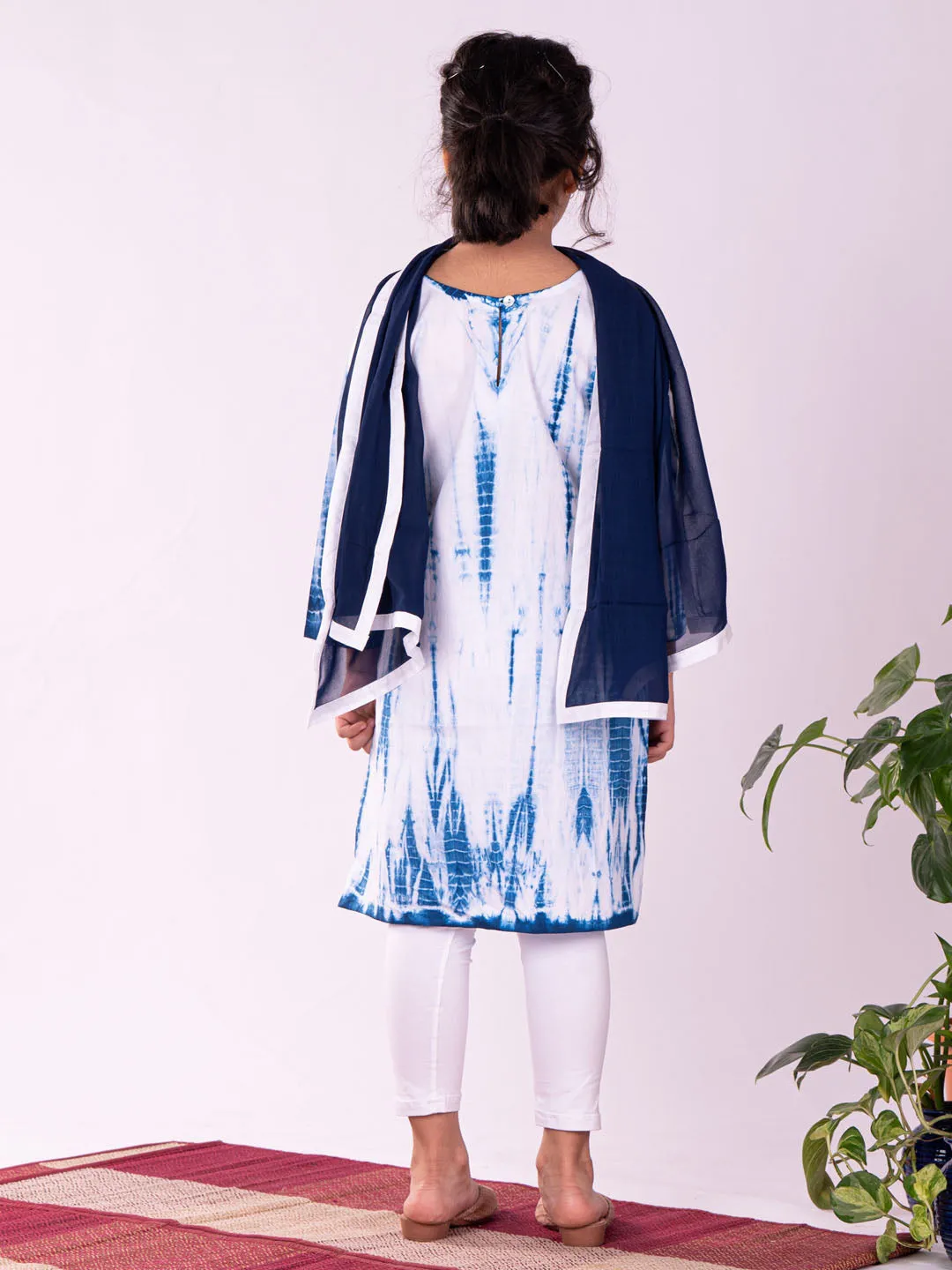 Jashvi Girls Blue & White Pure Cotton Tie-Dye Kurta Leggings & Dupatta Set