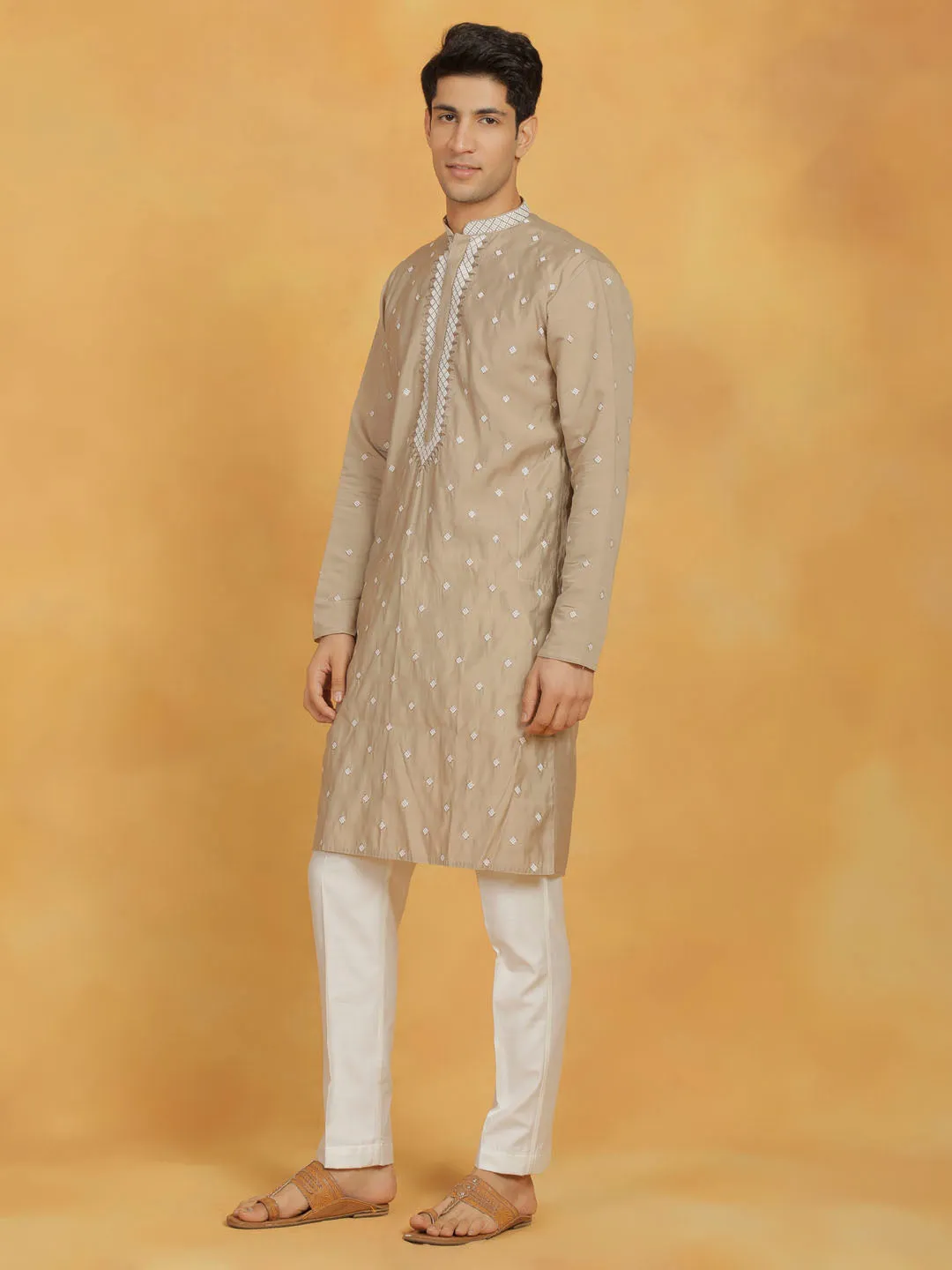 Jashvi Men's Gray And White Silk Blend Kurta And Pyjama Set