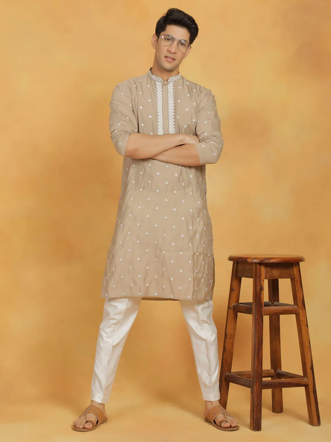 Jashvi Men's Gray And White Silk Blend Kurta And Pyjama Set