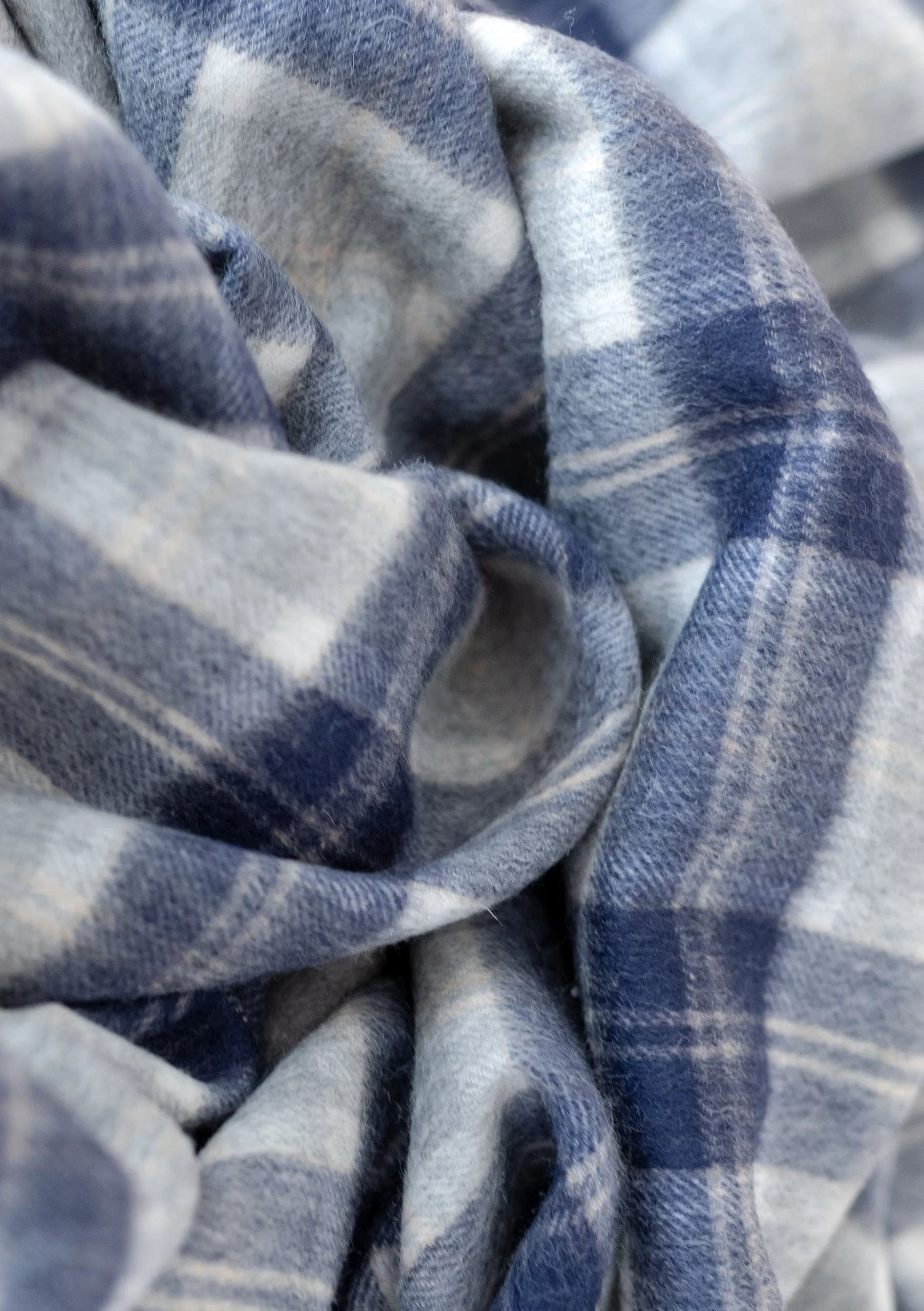 Lambswool Oversized Scarf in Bannockbane Silver Tartan