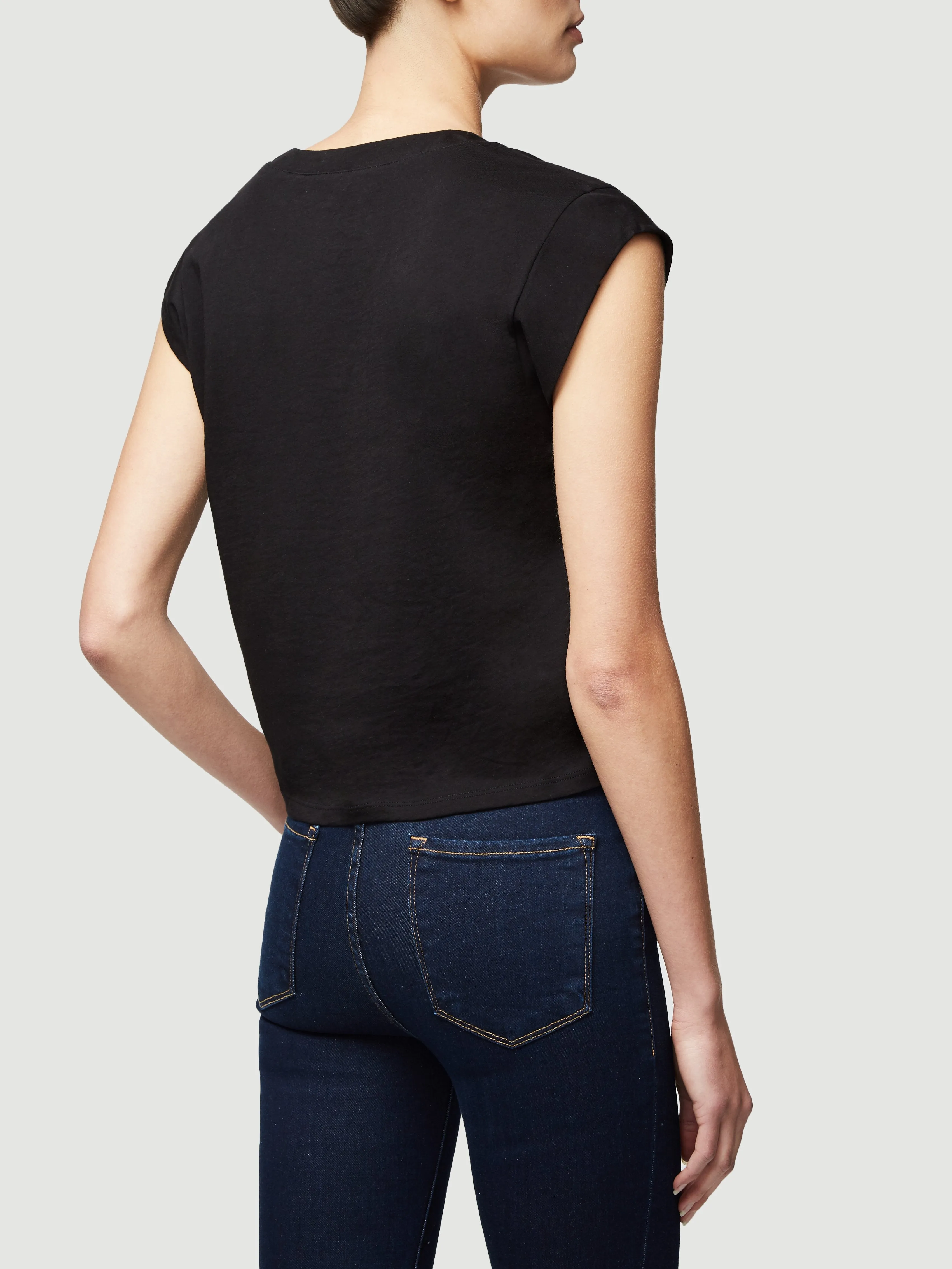 Le High Rise V Neck Tee -- Noir