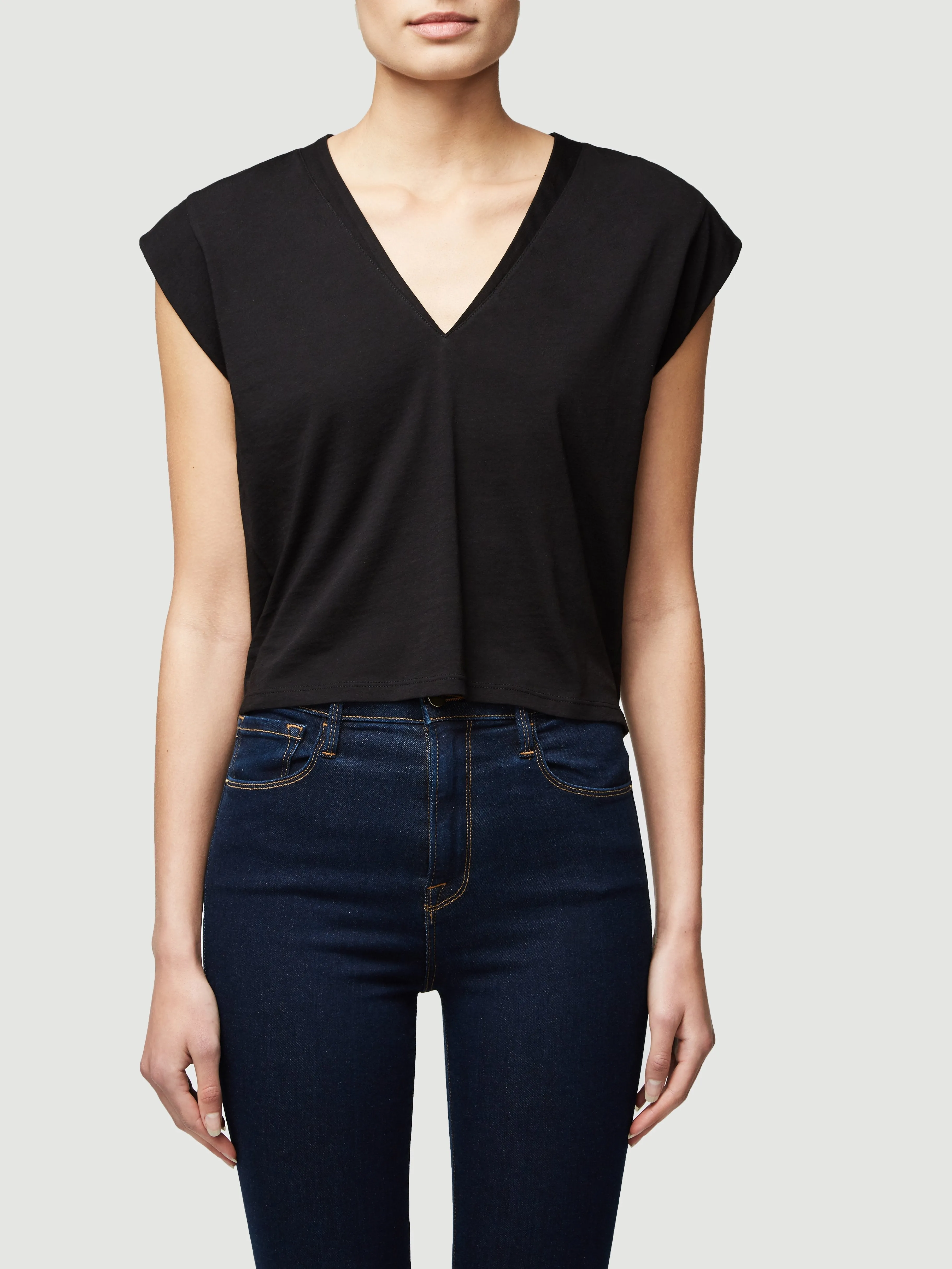 Le High Rise V Neck Tee -- Noir