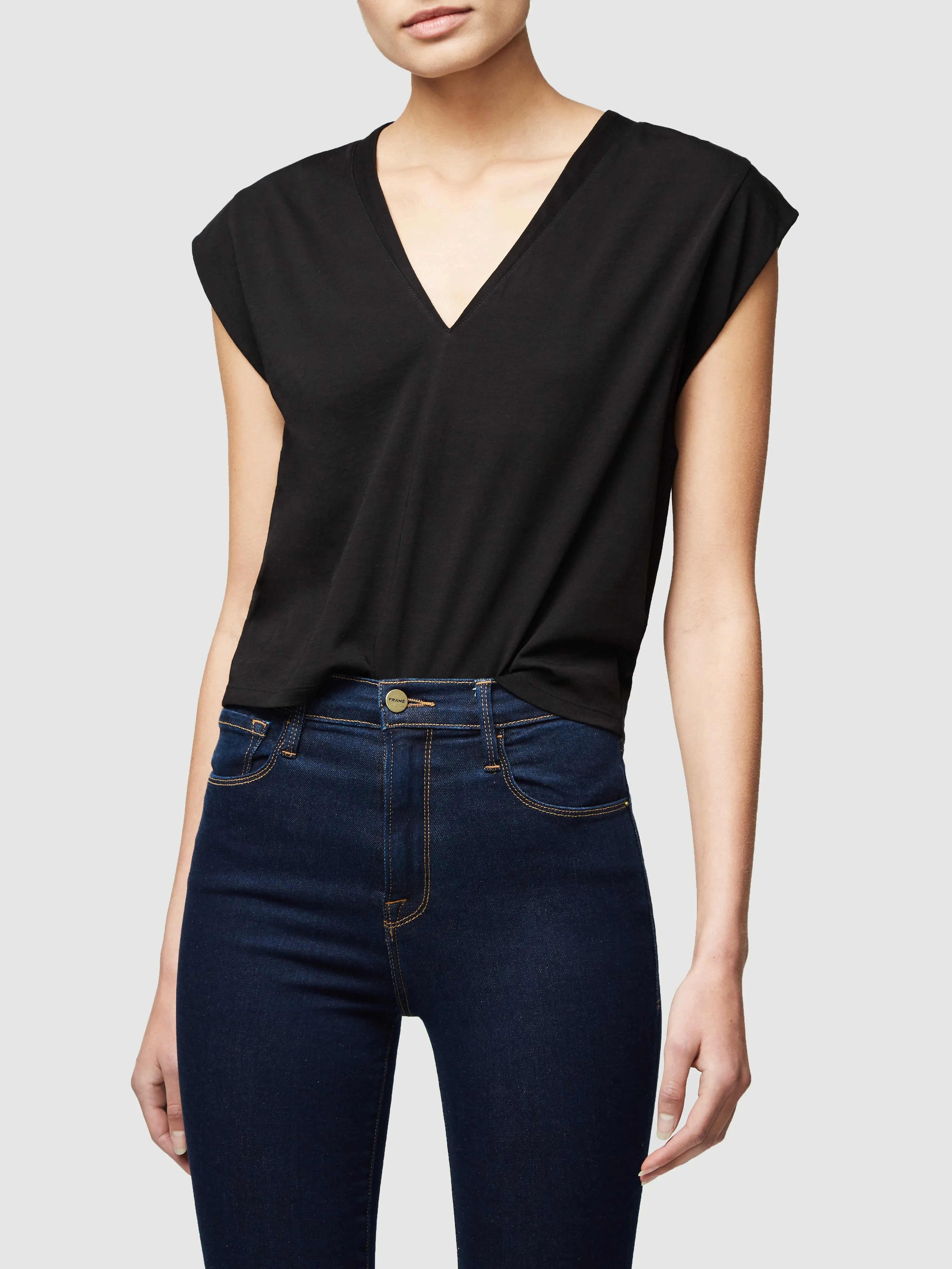 Le High Rise V Neck Tee -- Noir