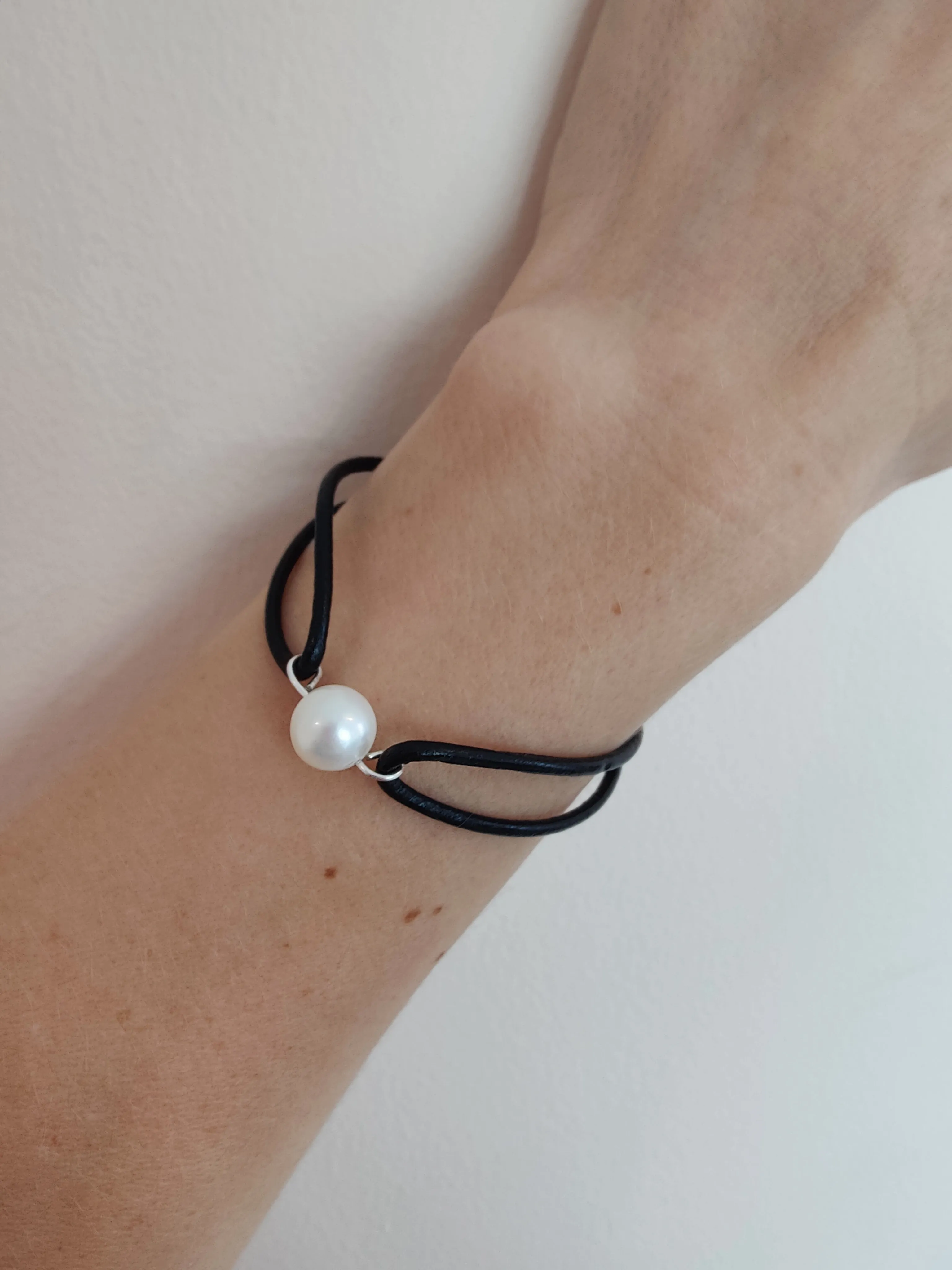 Leather Bracelet with Freshwater Pearl - Color Black