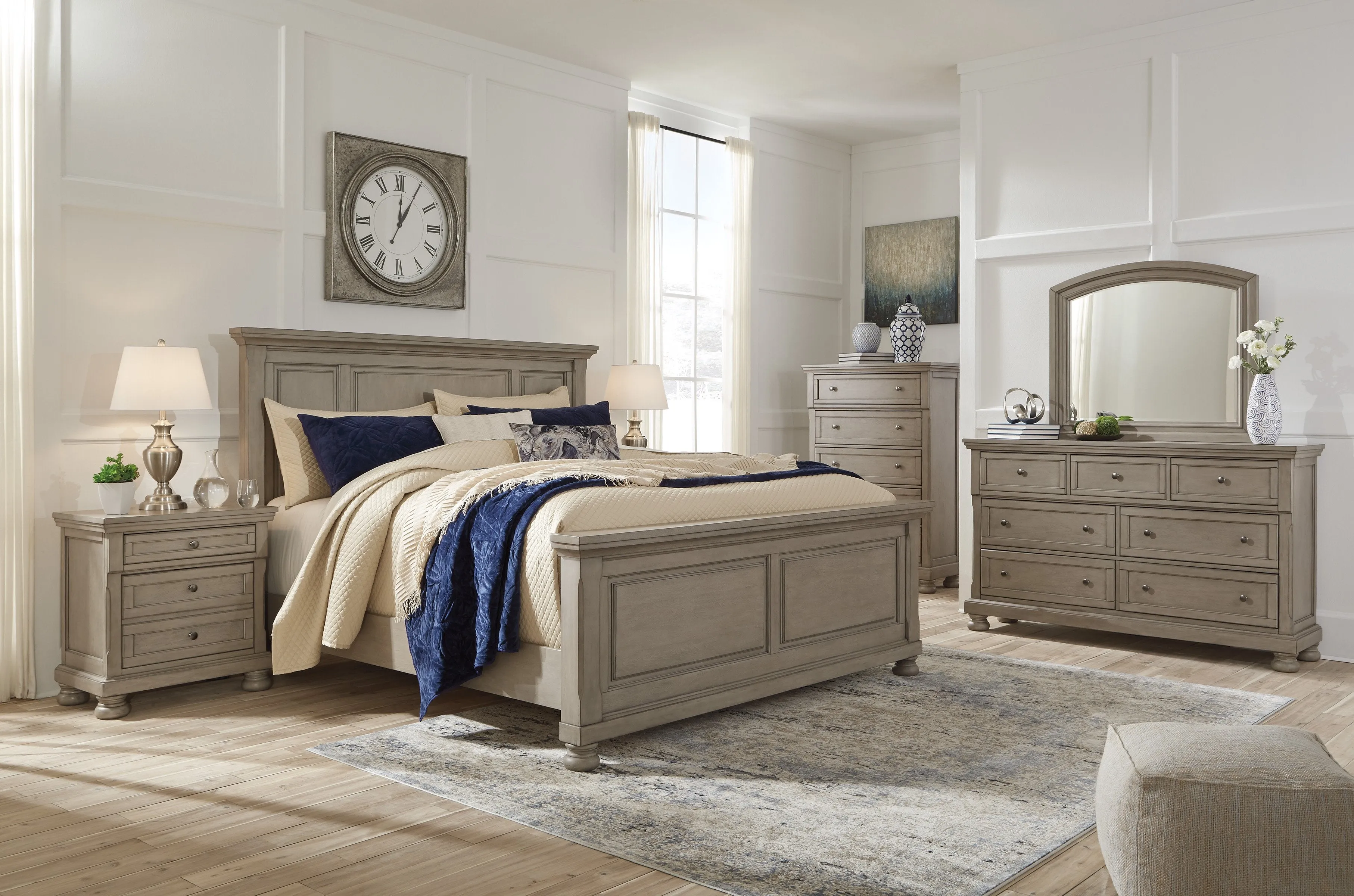 Lettner Light Gray Queen Platform Bed