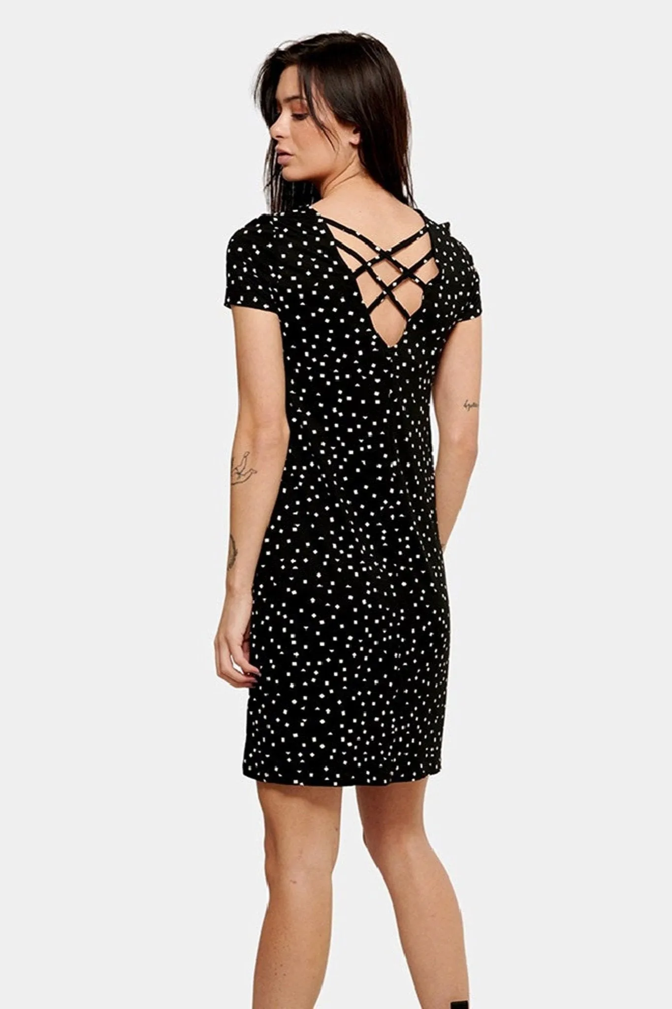 Loose dress with back details - Black triangle square