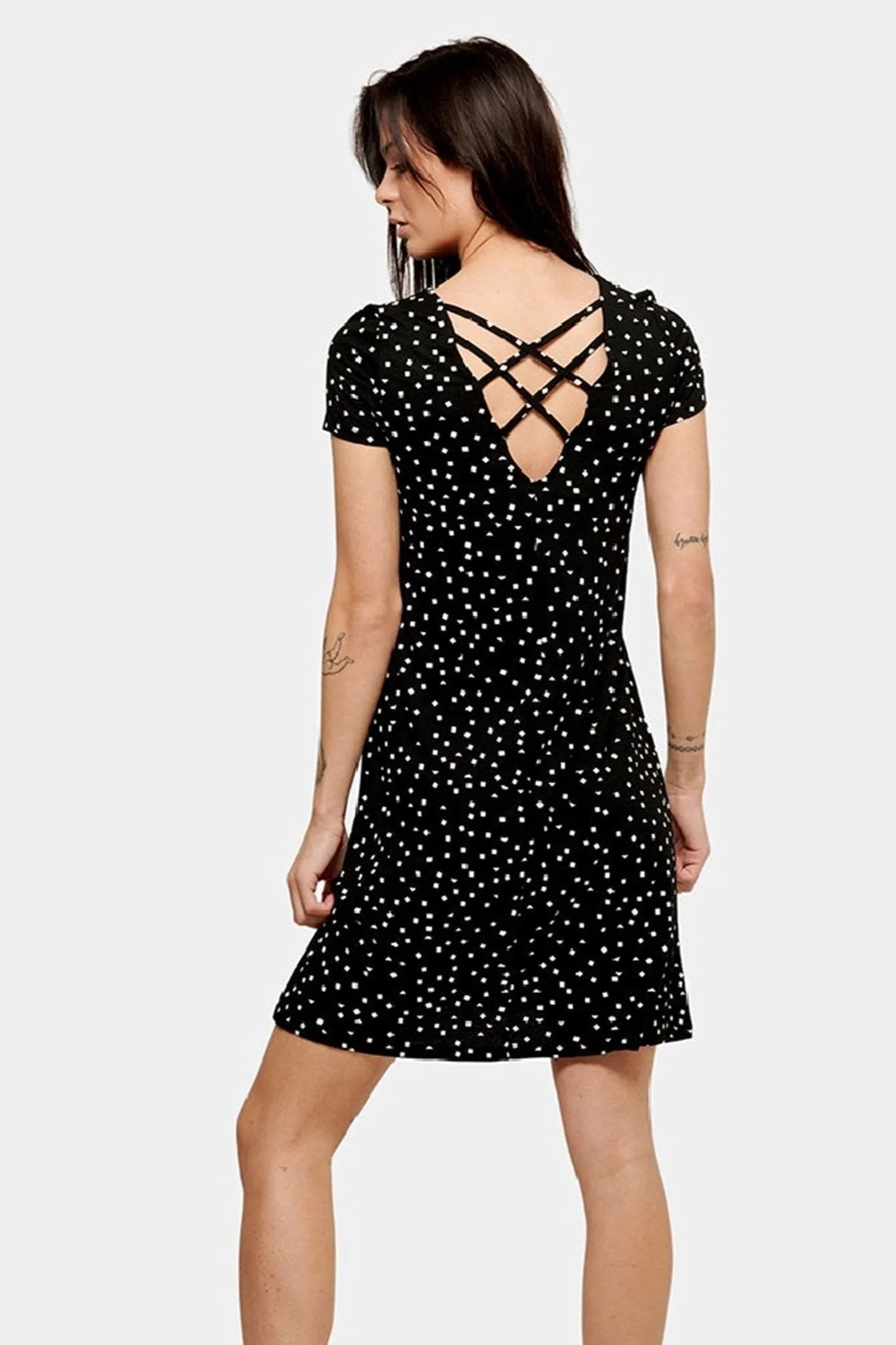 Loose dress with back details - Black triangle square