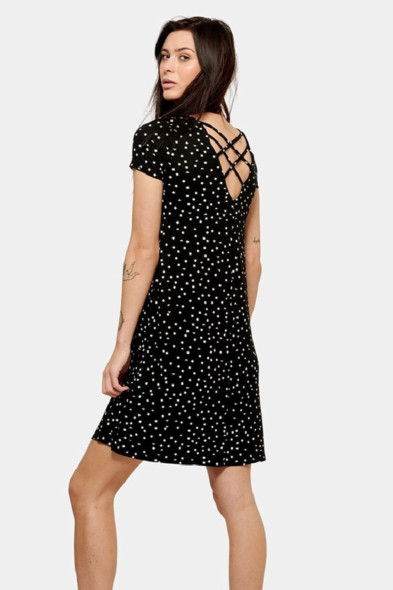 Loose dress with back details - Black triangle square