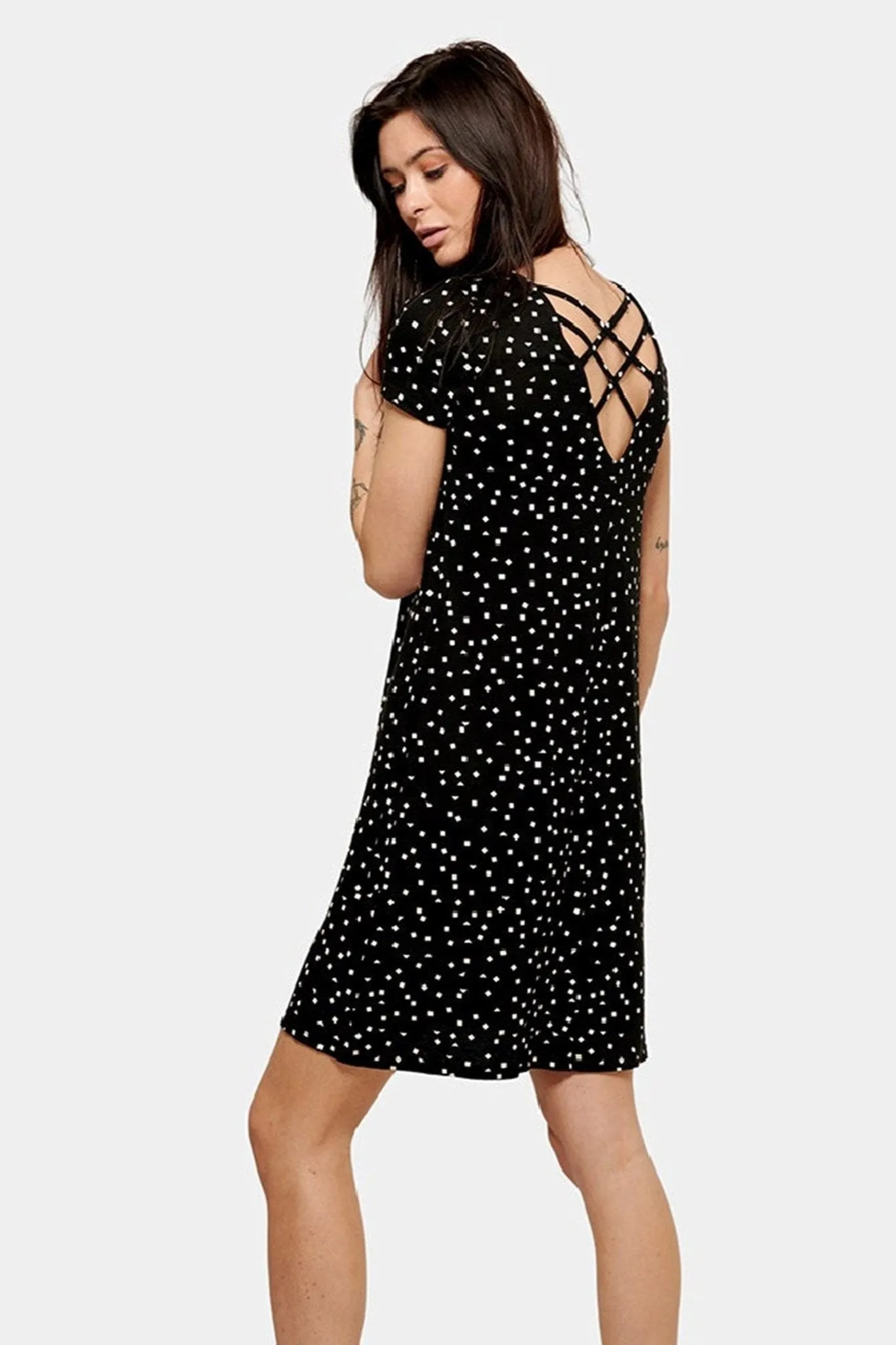 Loose dress with back details - Black triangle square