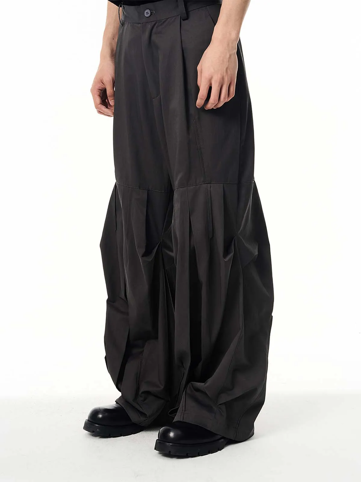 Loose-fitting pleated casual pants