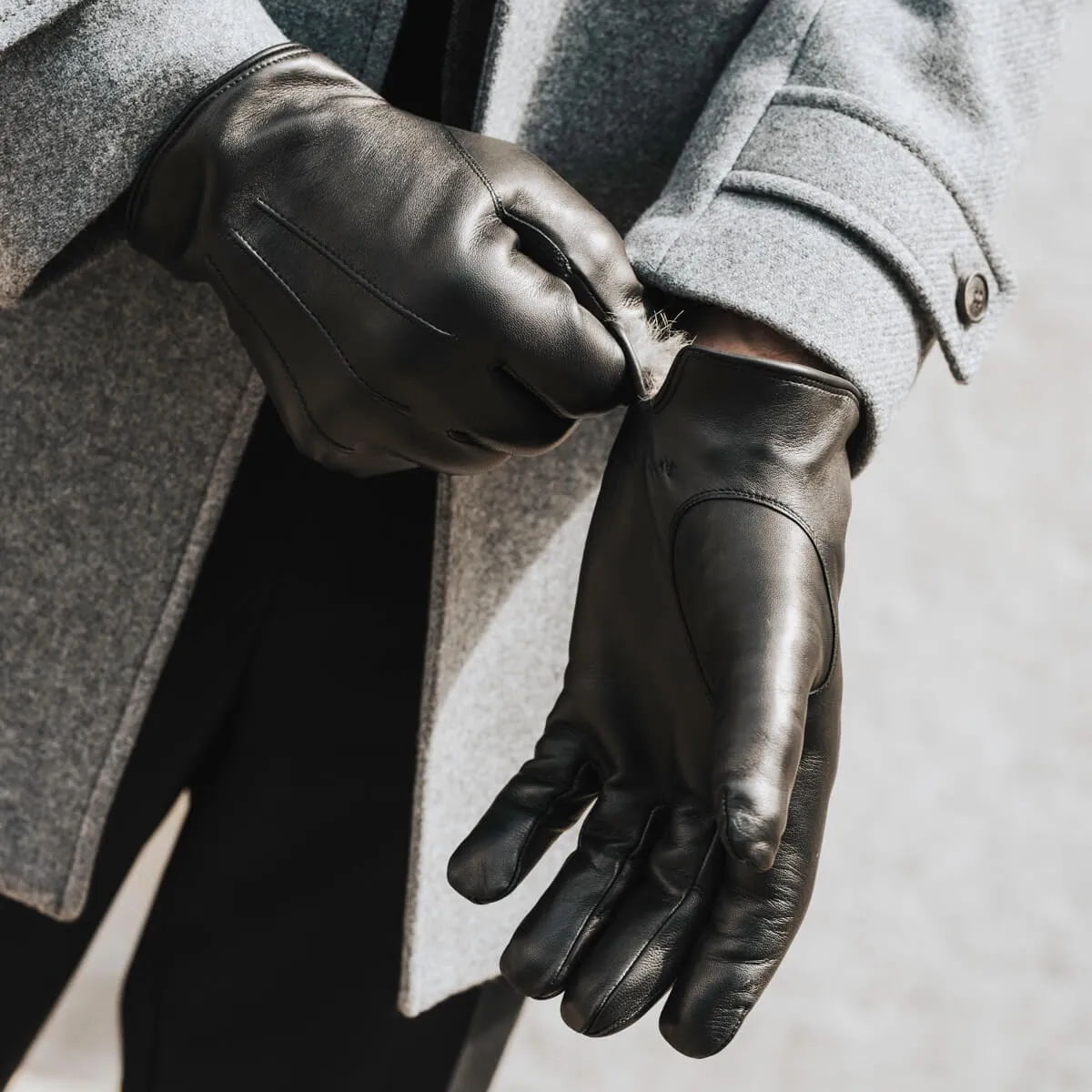 Marco (black) - Italian lambskin leather gloves with brown fur lining