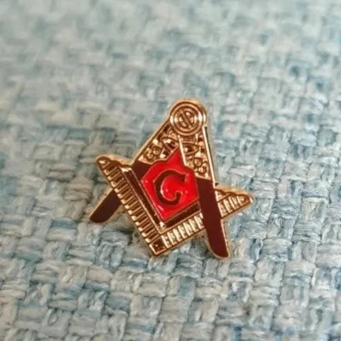 Master Mason Blue Lodge Lapel Pin - 12mm Red Enamel & Gold Plating